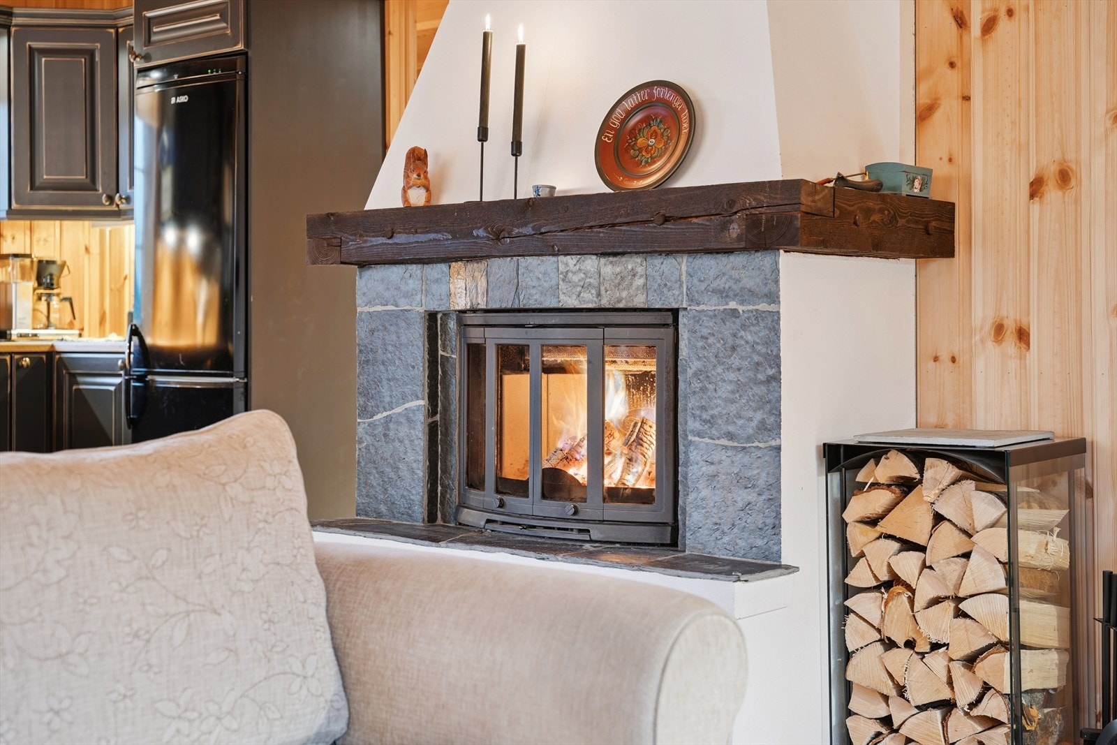 Peis med innsats i stue. Galleribilde