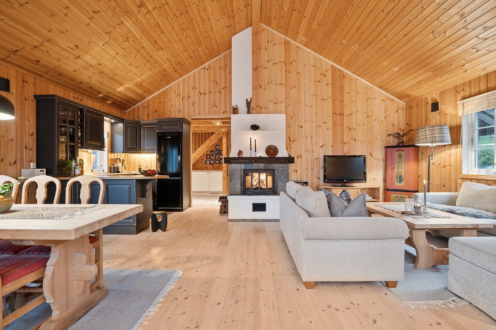 Fritidsboligen har en romslig stue med åpen løsning til kjøkkeninnredning i heltre. Galleribilde