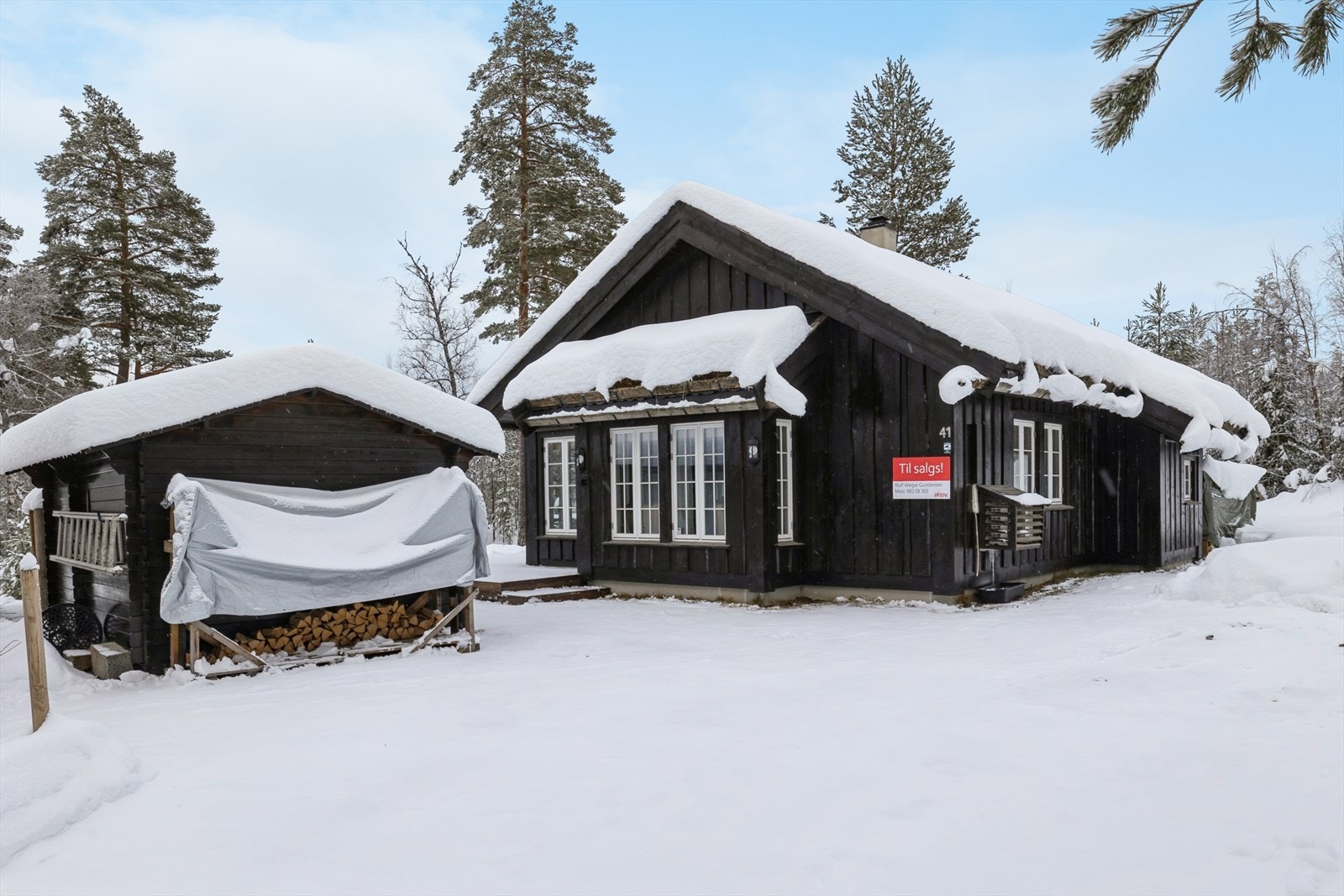 Gode parkerignsmuligheter på singlet oppstillingsplass ved hytta Galleribilde