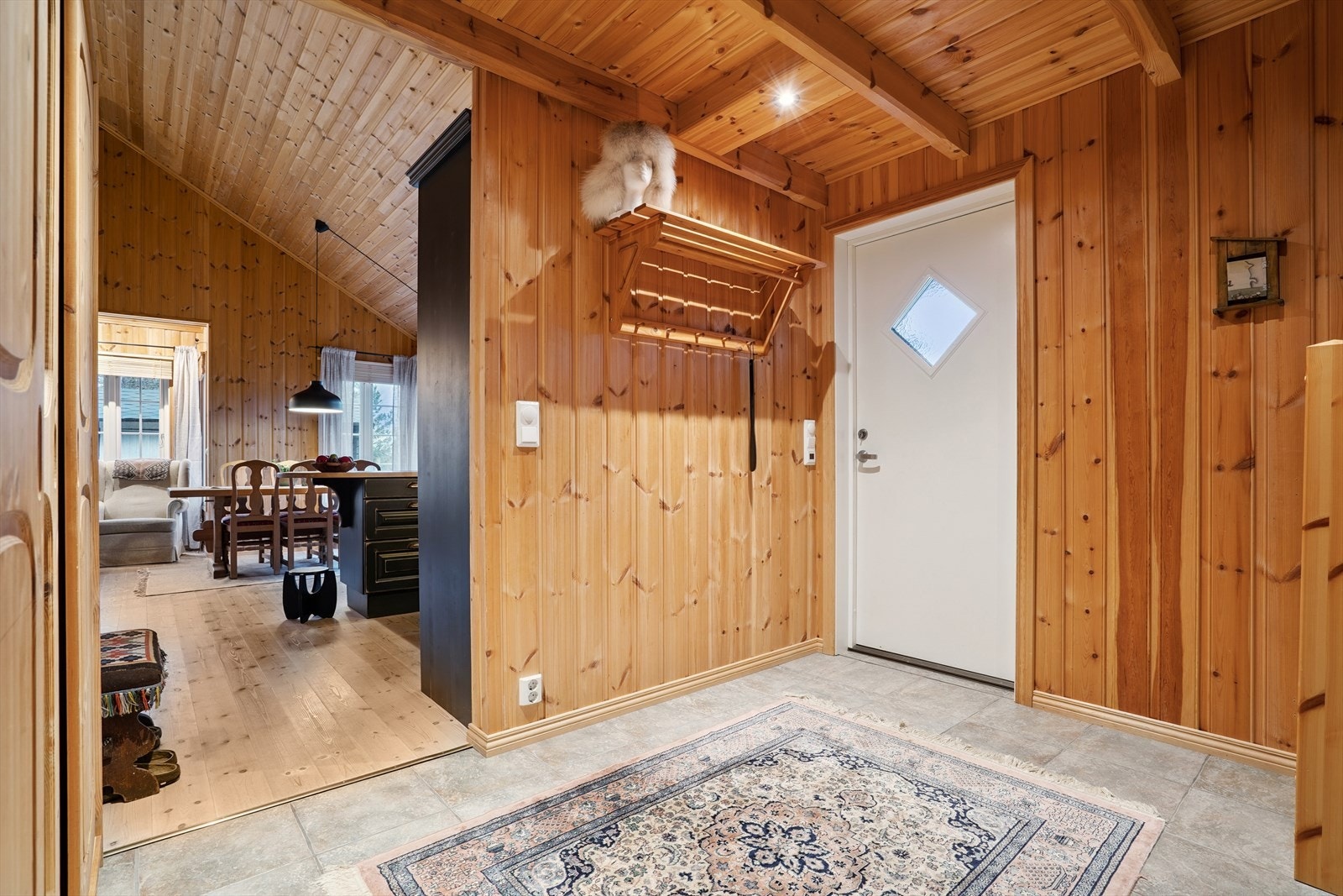 Fritidsboligens entré er romslig og har elektriske varmekabler i gulv. Galleribilde