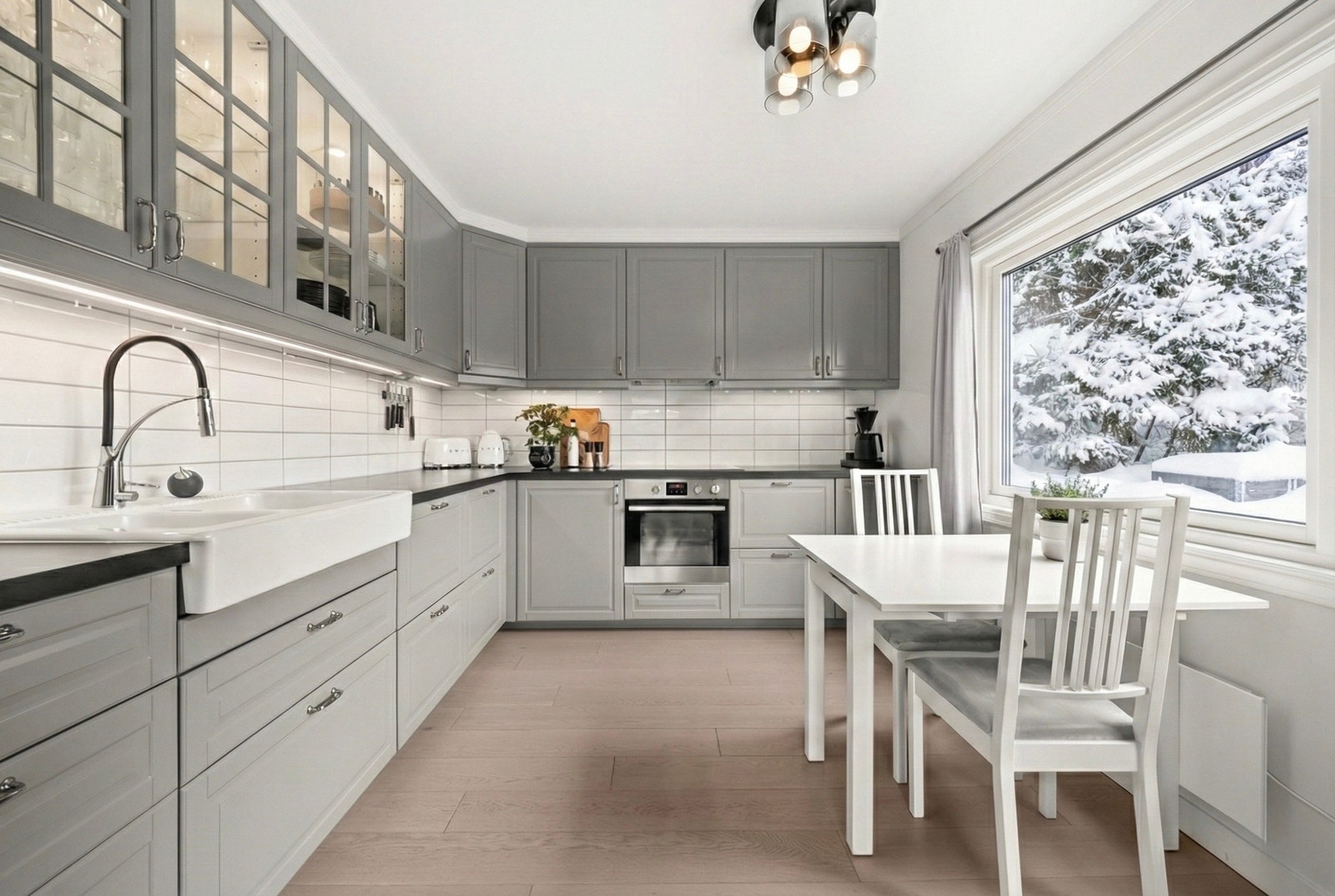 Her er det også plass til en koselig spisegruppe ved vinduet. Bildet er kunstig redigert med KI og er kun ment som en illustrasjon. Galleribilde