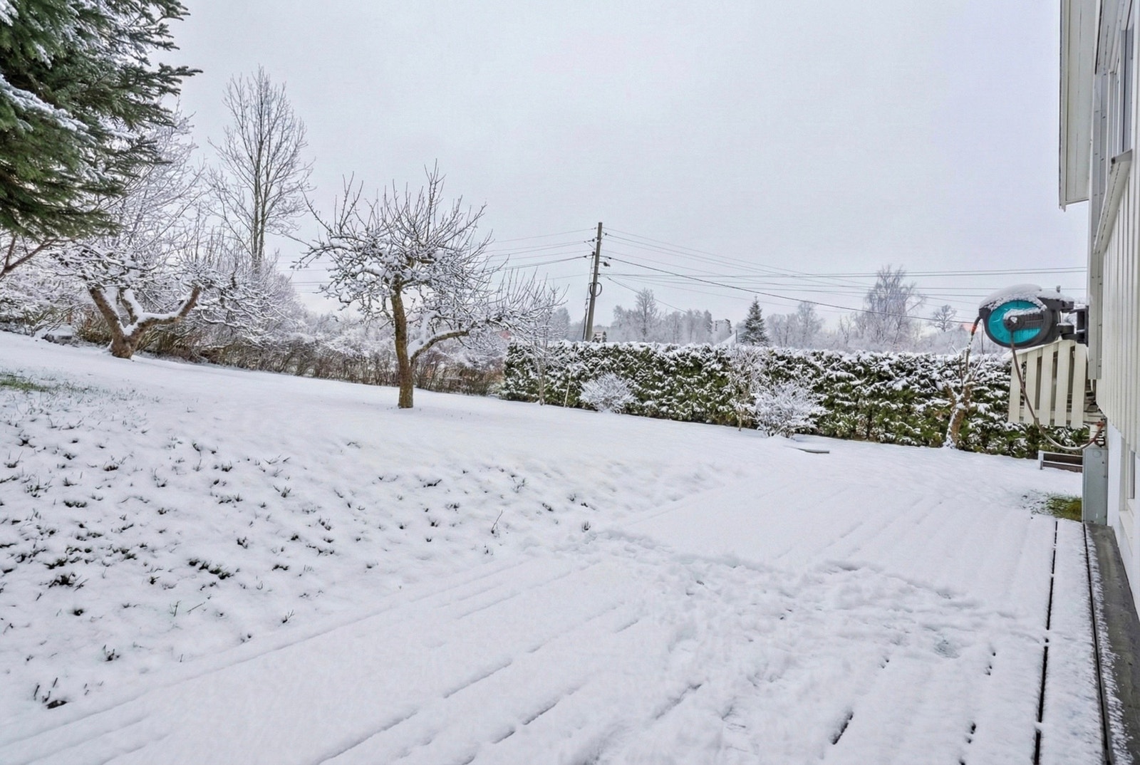 Fra terrassen er det videre tilgang til boligens flotte hage. Bildet er kunstig redigert med KI og er kun ment som en illustrasjon. Galleribilde