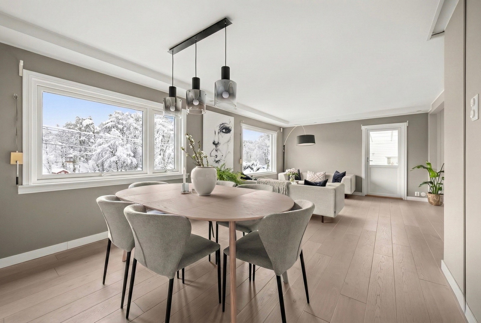 Spisestuedelen er optimalt plassert i tilknytning til kjøkken med åpen løsning mot stuen. Bildet er kunstig redigert med KI og er kun ment som en illustrasjon. Galleribilde