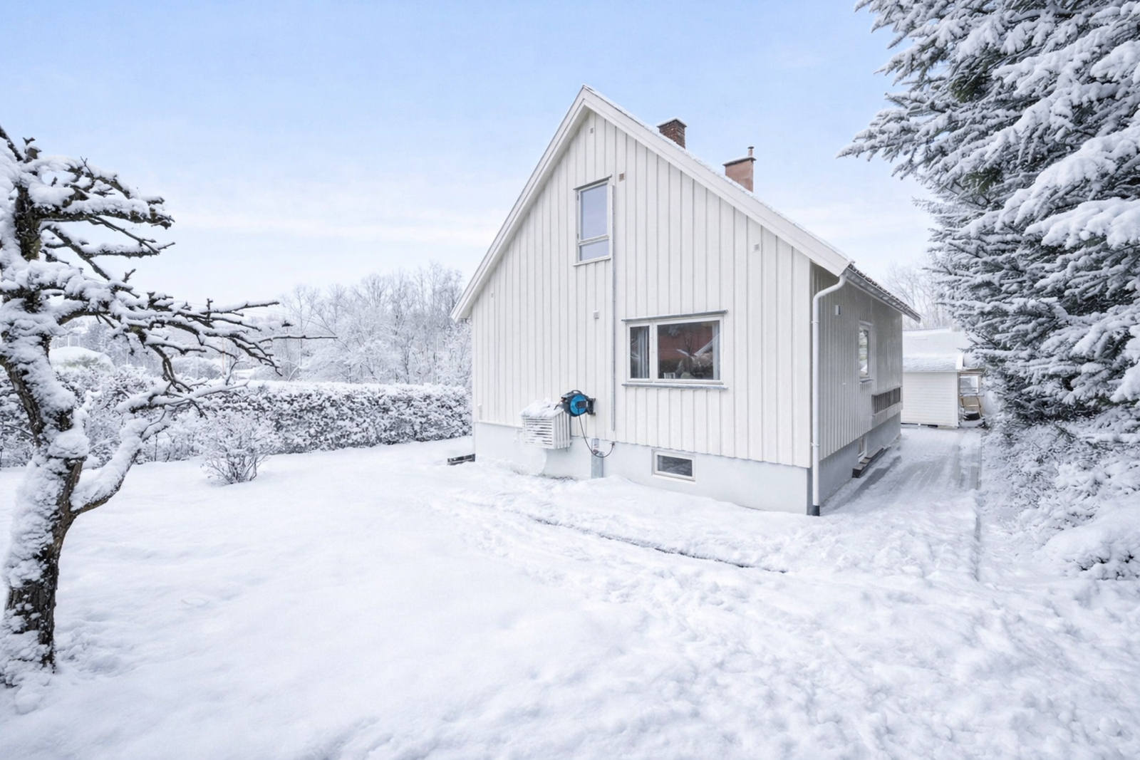 Dette er en innholdsrik og innbydende enebolig beliggende i barnevennlige og grønne omgivelser på Blommenholm. Bildet er kunstig redigert med KI og er kun ment som illustrasjon. Galleribilde