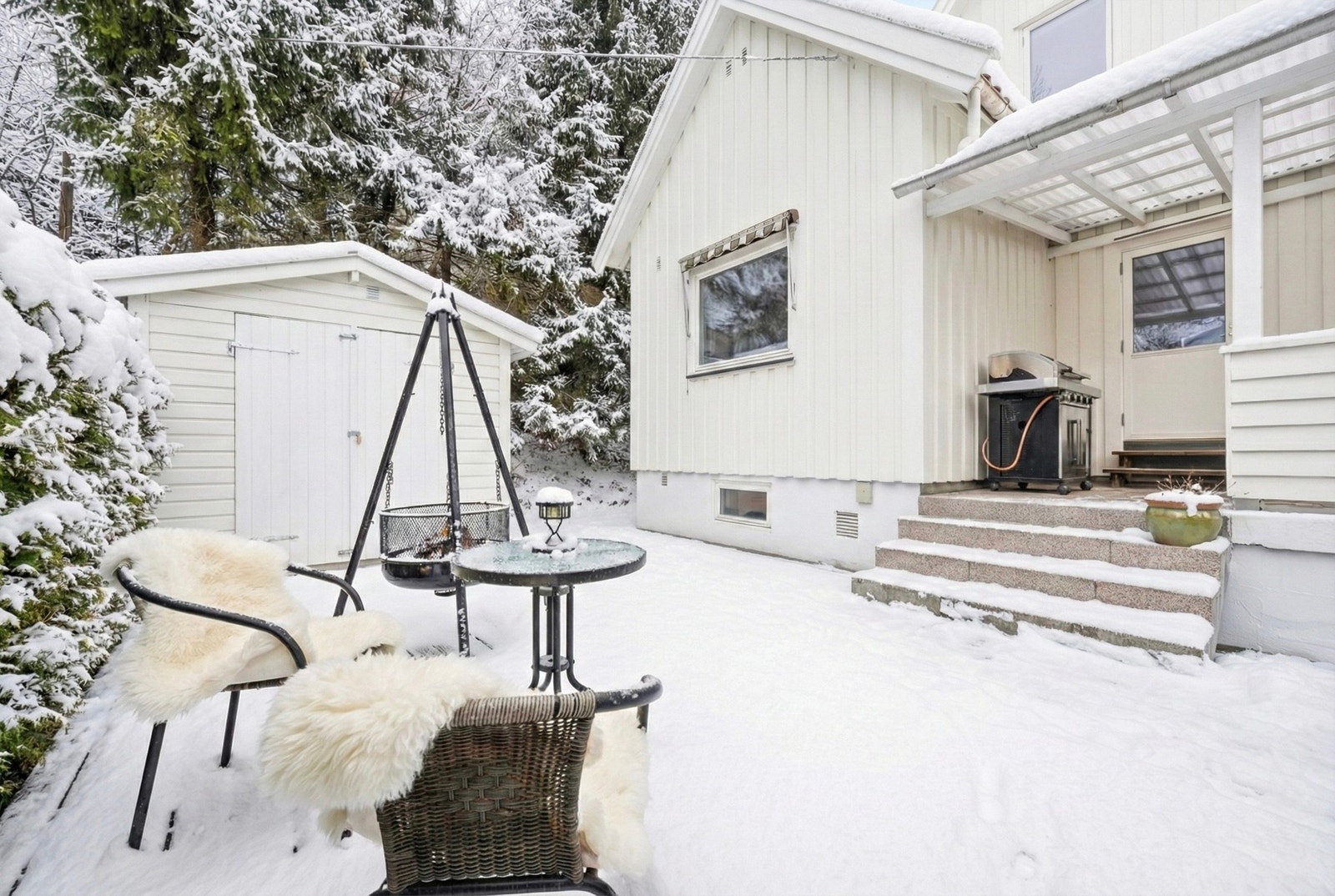 Fra terrassen er det tilgang til boligens øvrige uteområder. Bildet er kunstig redigert med KI og er kun ment som en illustrasjon. Galleribilde