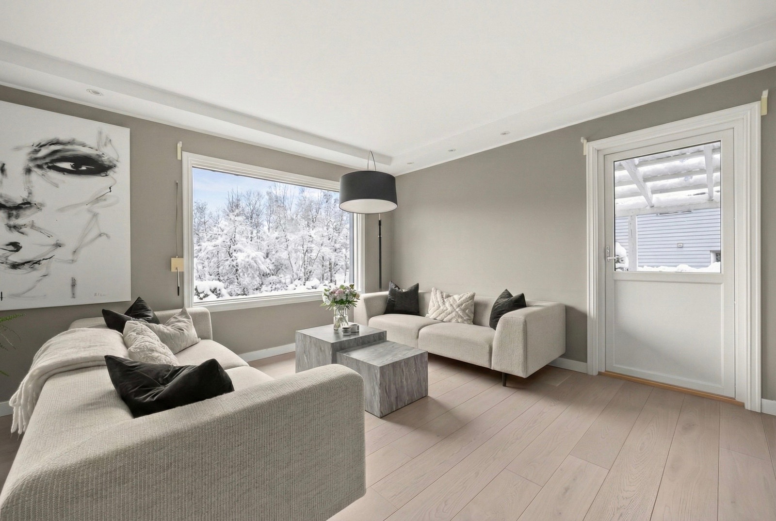 De store vindusflatene gir rikelig med lysinnslipp. Bildet er kunstig redigert med KI og er kun ment som en illustrasjon. Galleribilde