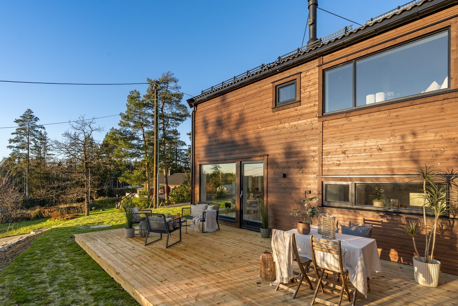 Boligen har vedlikeholdsfrie vinduer med utvendig aluminiumskledning. Galleribilde