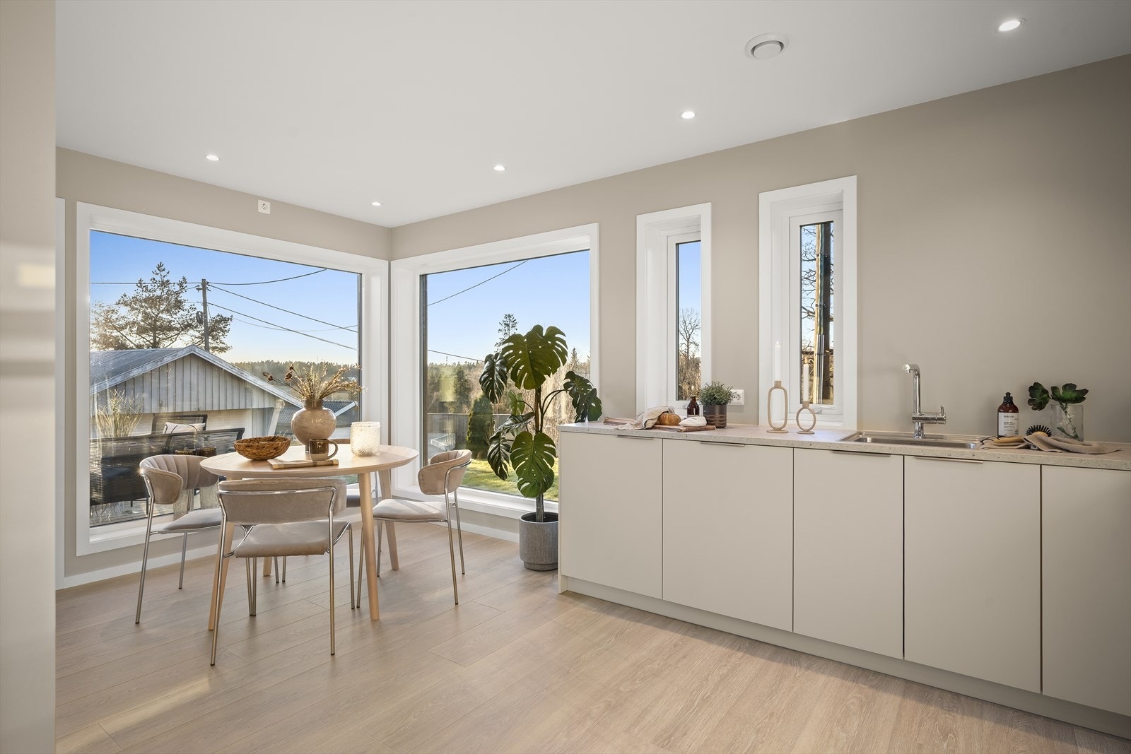 Kjøkkenet er plassert i åpen løsning med stuen, men likevel i en egen sone. Galleribilde