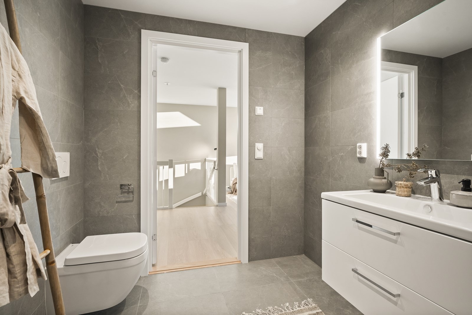 Badet er praktisk plassert i tilknytning til soverommene i etasjen. Galleribilde