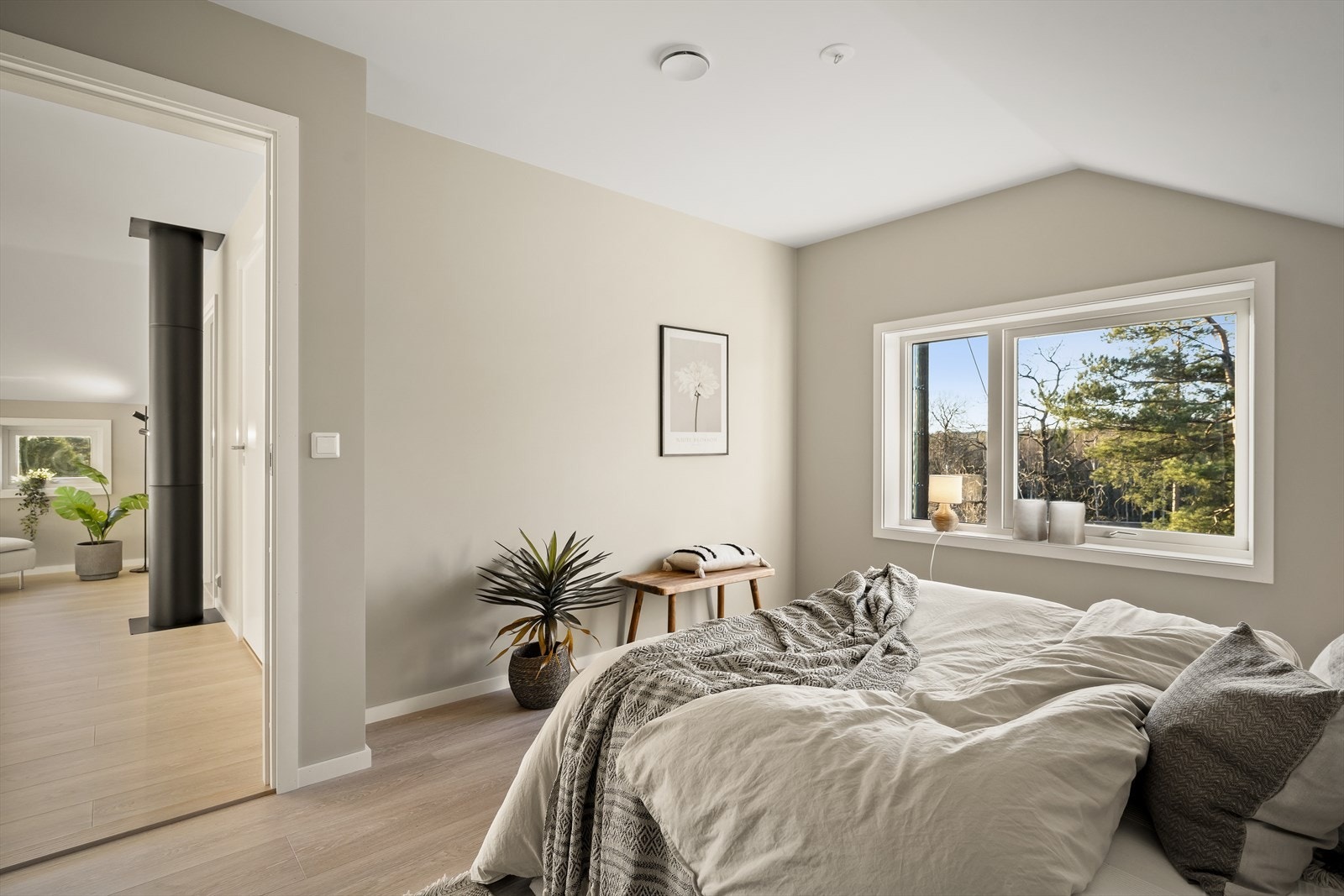 Hovedsoverommet har god plass til dobbeltseng og garderobeløsning. Galleribilde