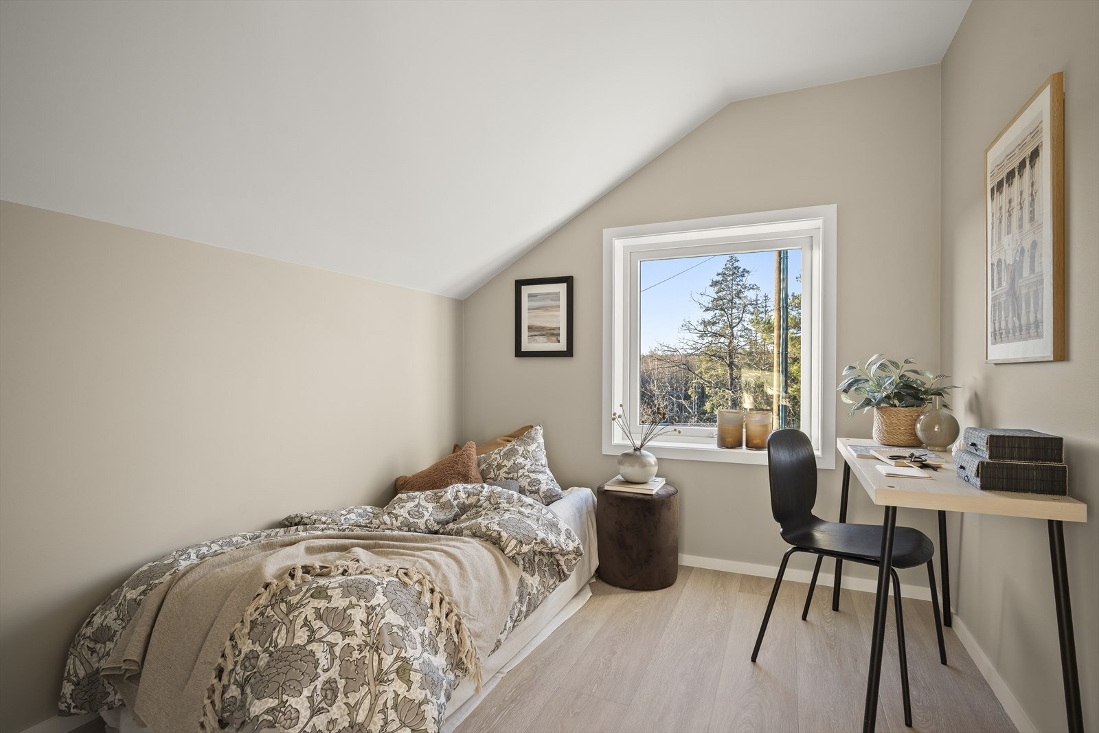 Alle soverommene har gode lysforhold fra vinduene. Galleribilde