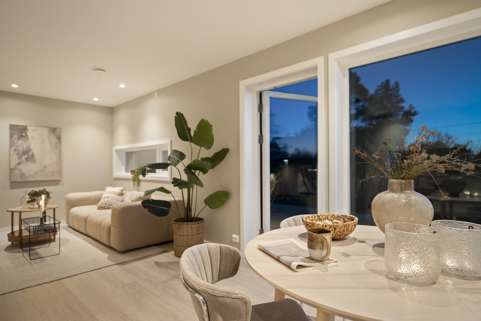 Utgangen visker ut skillet mellom inne- og uteområdene på sommerstid. Galleribilde