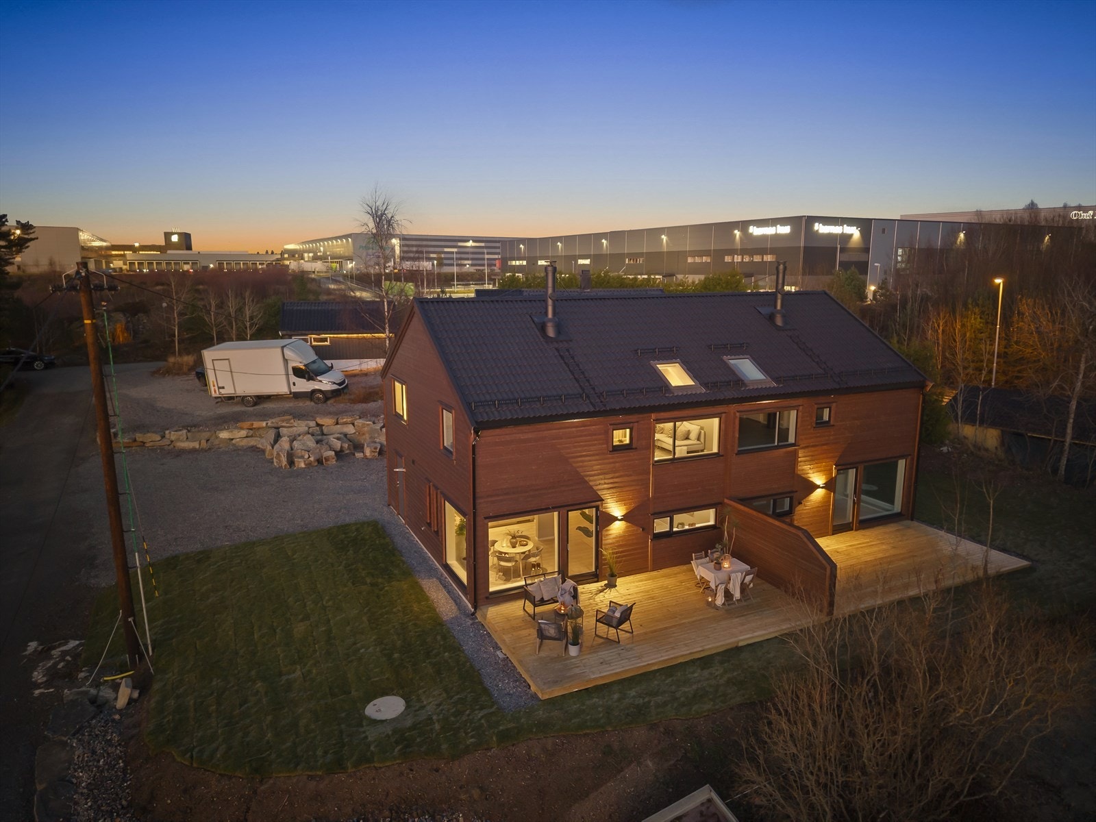 Området byr på flere barnehager og skoler, som Vestby skole og Vestby ungdomsskole. Galleribilde