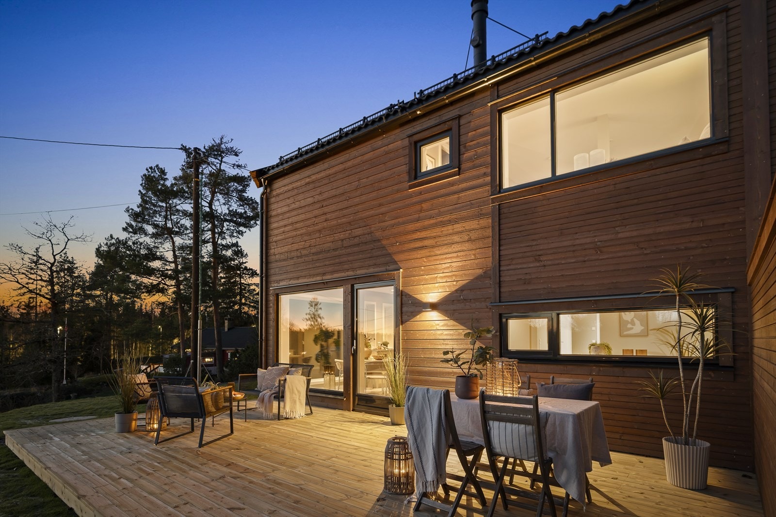 Fasadebelysningen skaper en innbydende atmosfære etter mørkets frembrudd. Galleribilde