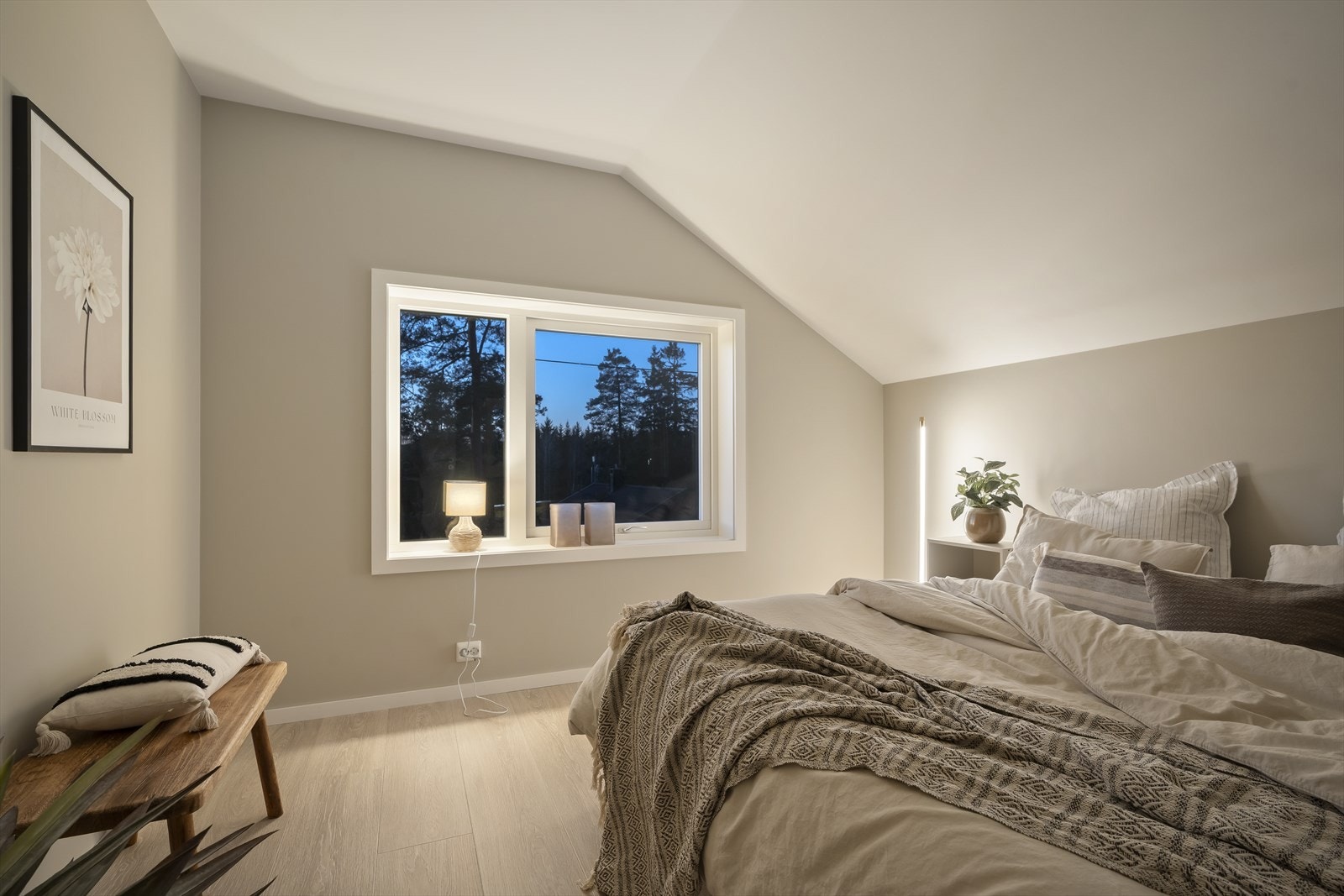 Store vinduer gir godt med dagslys og utsyn. Galleribilde