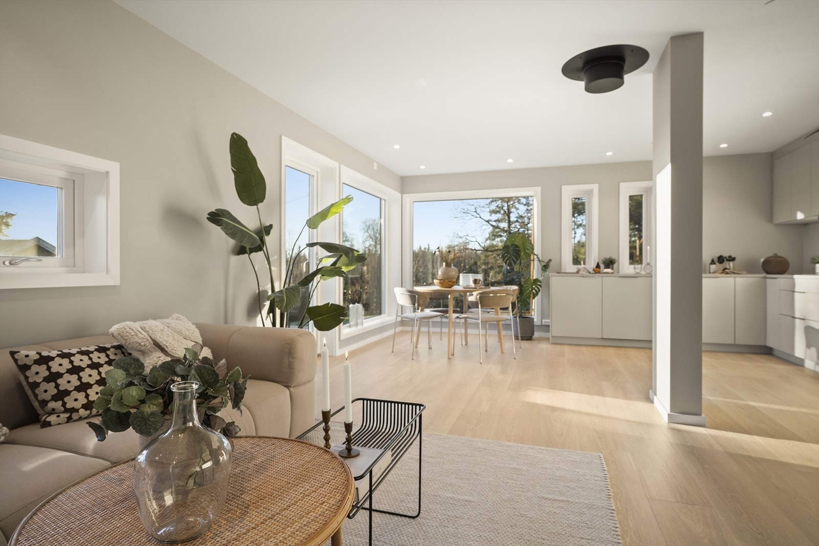 Den åpne stue- og kjøkkenløsningen gir en sosial og luftig atmosfære. Galleribilde