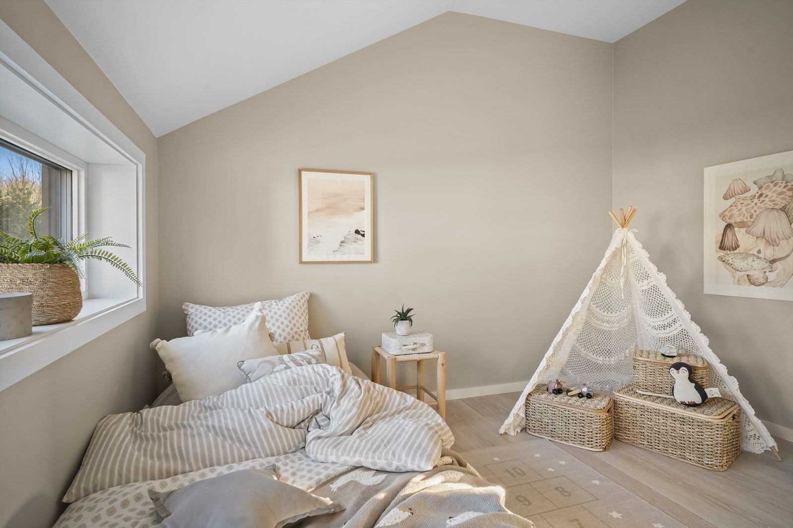 Skråtaket gir en lun og hyggelig atmosfære på soverommene. Galleribilde