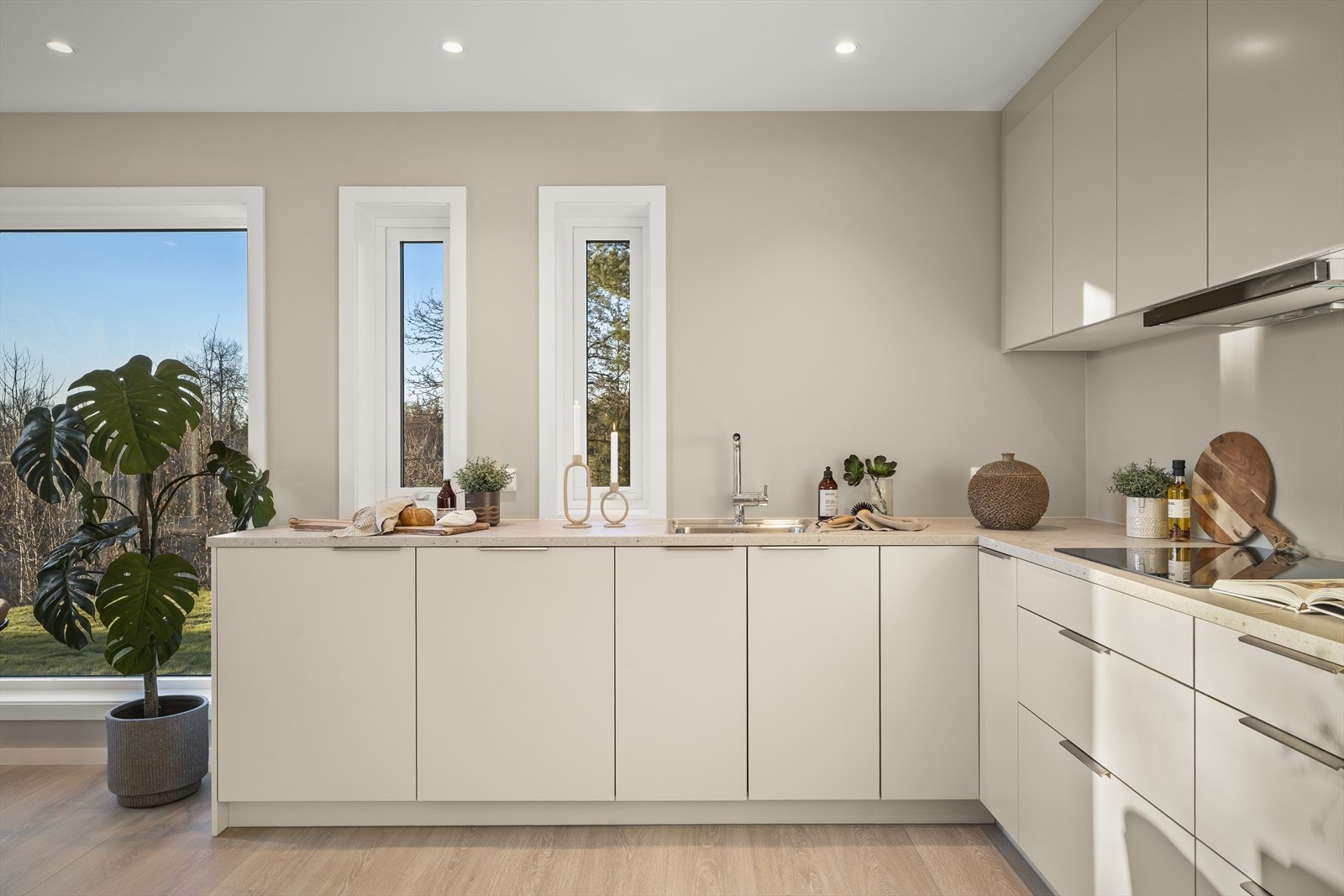 Moderne og stilren innredning med integrerte hvitevarer. Galleribilde