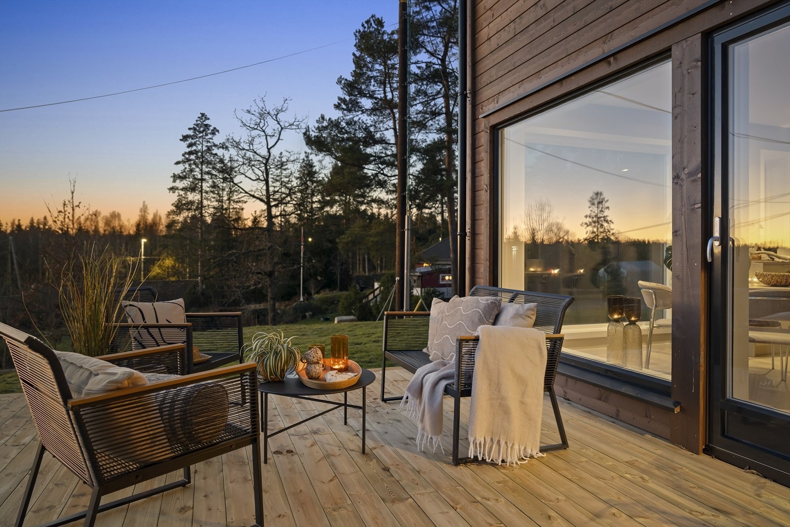 Uteplassen er en fin forlengelse av stuen på varme kvelder. Galleribilde