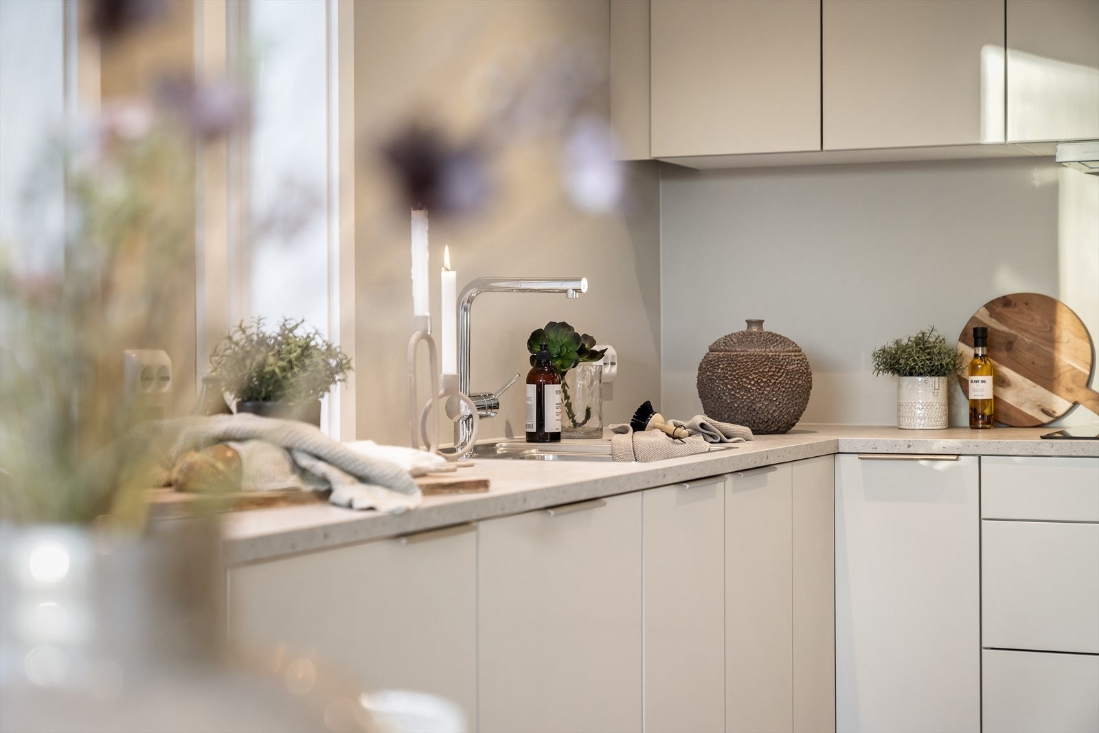 Gjennomtenkte detaljer og materialvalg preger hele kjøkkenet. Galleribilde