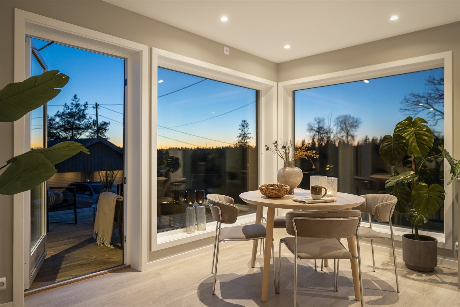 Fra spisestuen er det direkte utgang til den store terrassen. Galleribilde