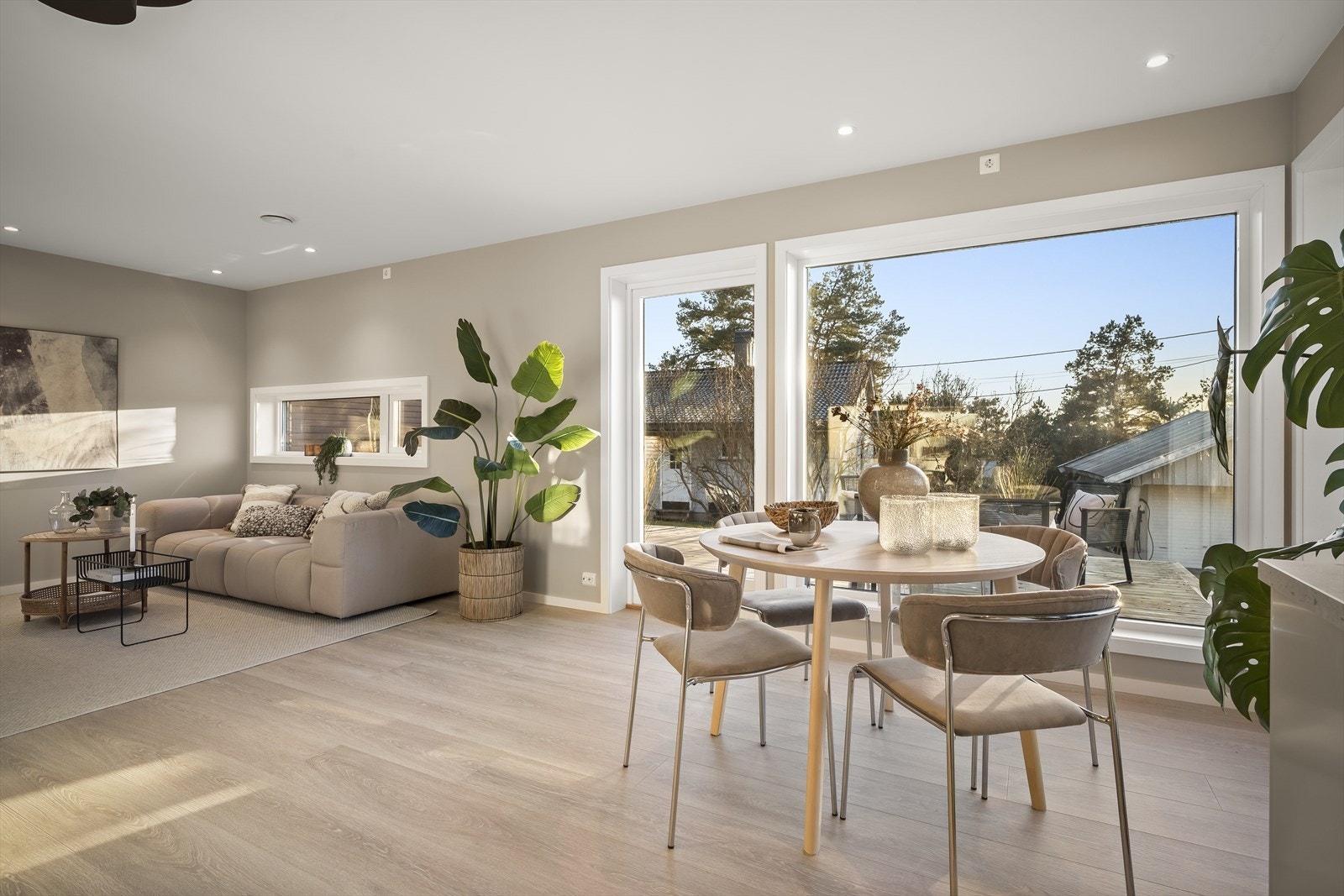 God plassutnyttelse gir rom for både sofagruppe og spisebord. Galleribilde