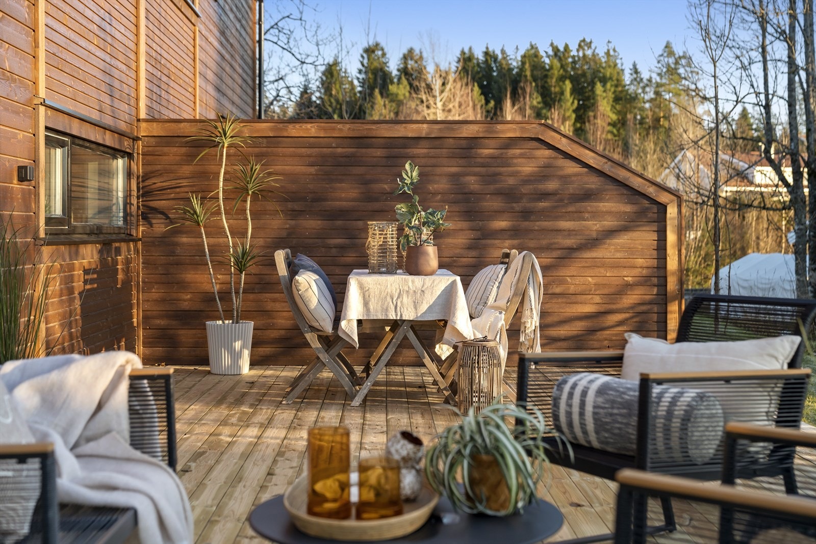 Terrassen og hagen er orientert mot syd-vest, noe som gir gode solforhold. Galleribilde