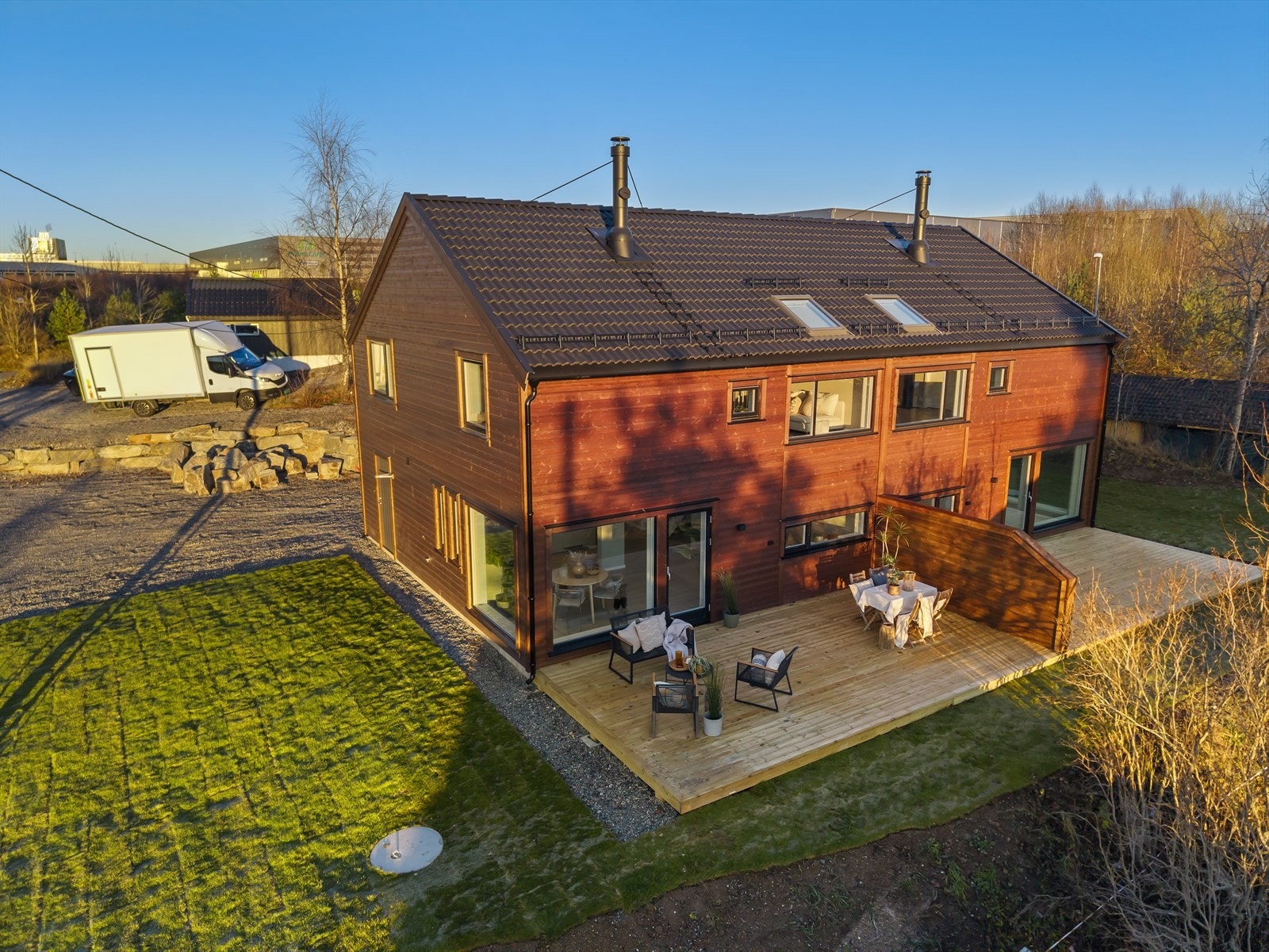 Boligen har en familievennlig plassering på en syd-vestvendt og solrik tomt. Galleribilde