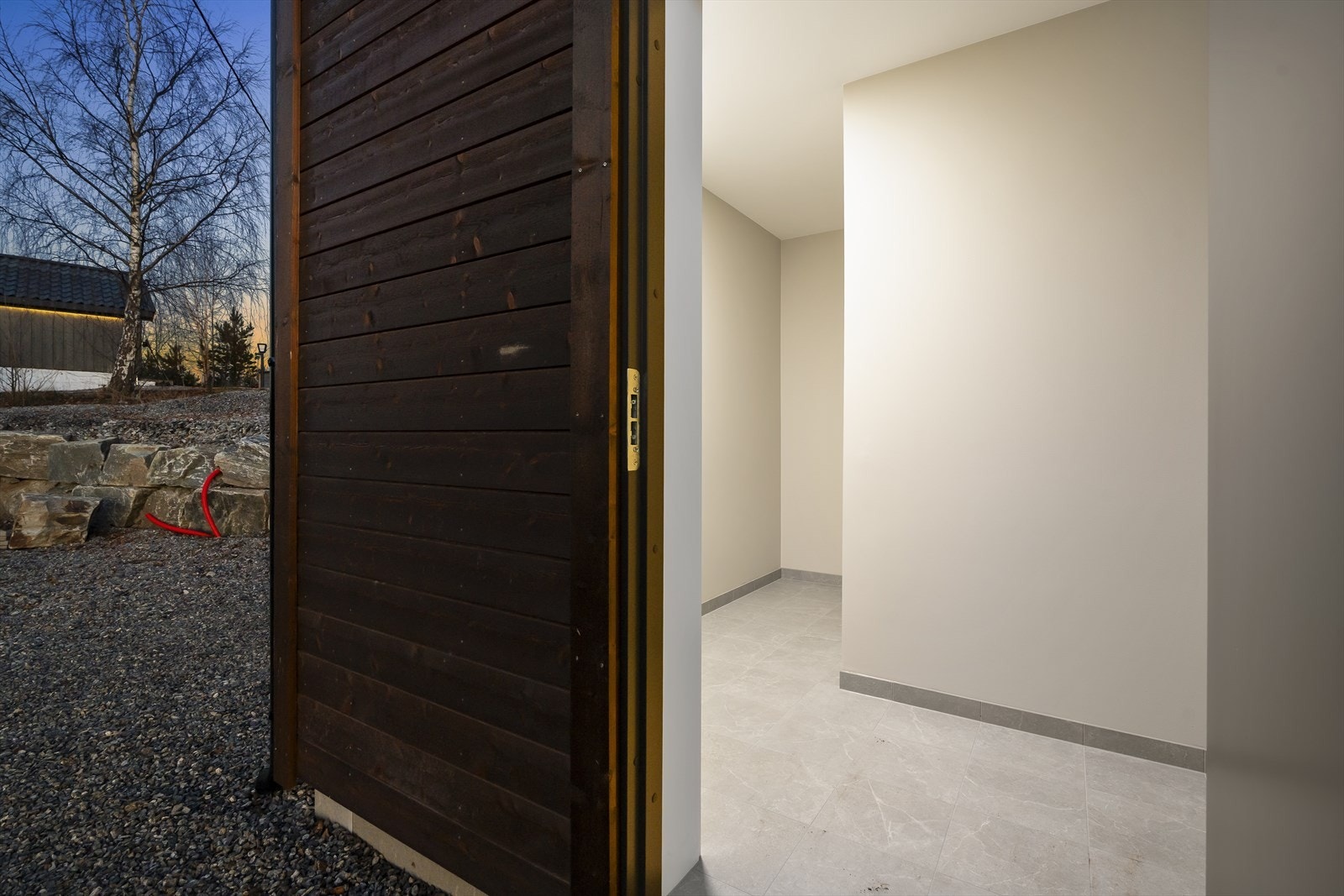 En praktisk utvendig bod gir ekstra lagringsplass for sportsutstyr og verktøy. Galleribilde