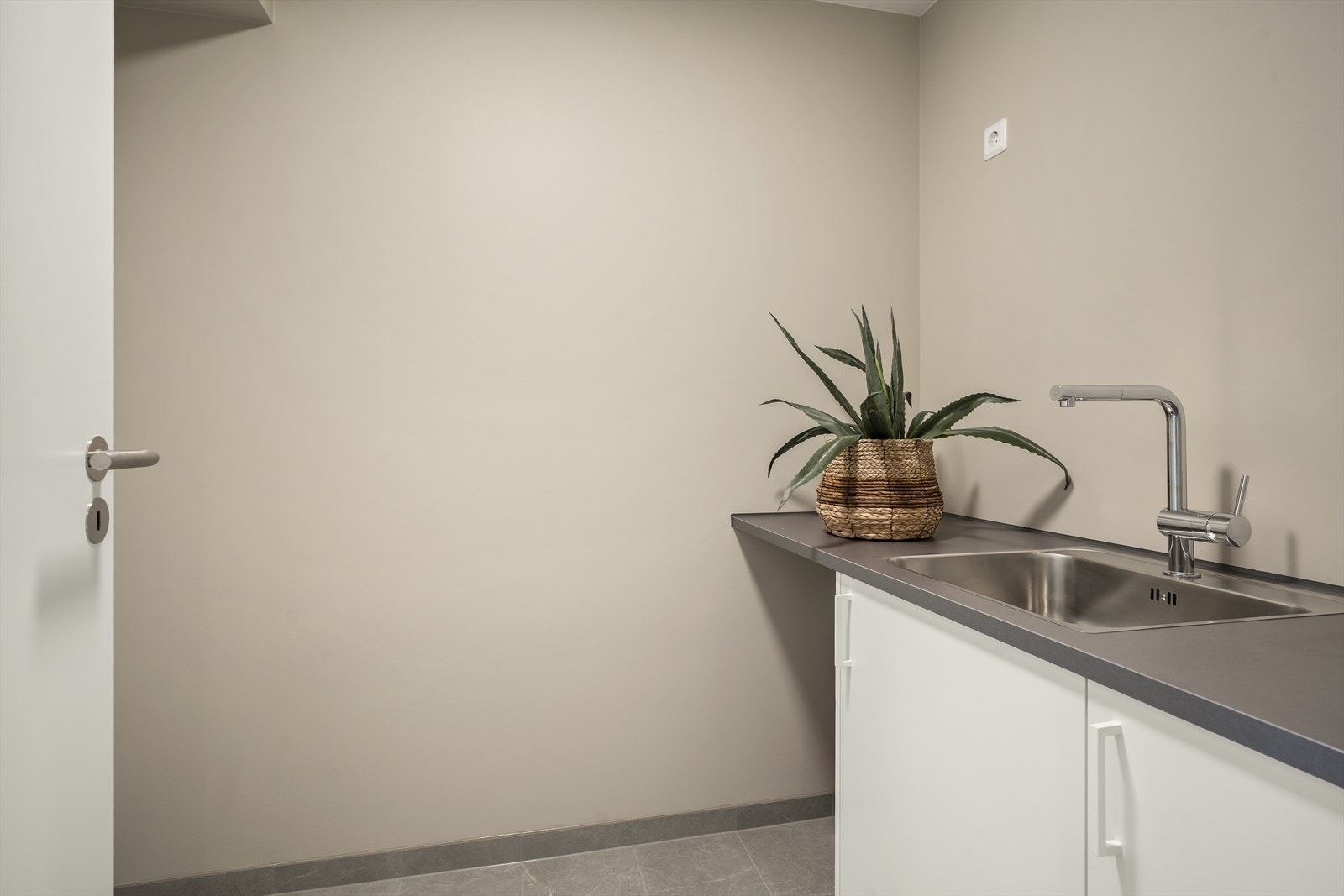 Praktisk vaskerom med egen utslagsvask og plass til vaskemaskin. Galleribilde