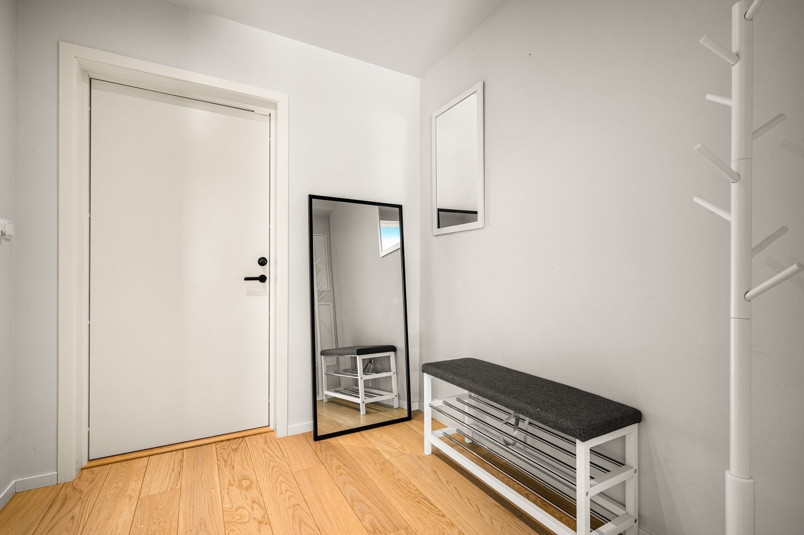 Det første man kommer til er en nydelig gang med godt med oppbevaringsplass. Her er det god plass til garderobeløsning for oppbevaring av diverse sko og ytterbekledening. Galleribilde