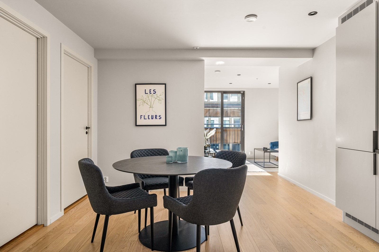 Godt med lysinnslipp gjennom stuen fra den franske balkongen. Galleribilde