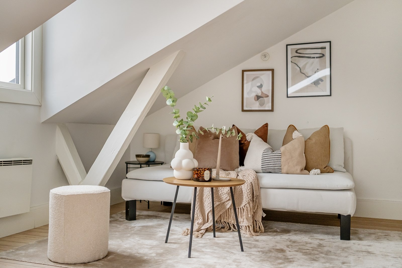 Leiligheten er malt i delikate og tidsriktige farger. Galleribilde