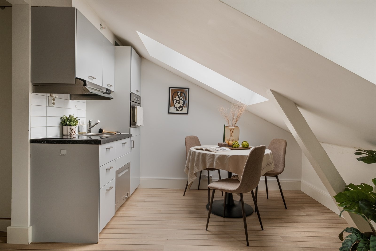 Tidsriktig glatt innredning, soft close, takoppforing, belysning under overskap, laminat benkeplate med nedfelt stålkum og keramisk topp, integrert komfyr (liten model), oppvaskmaskin (smal type), kjøleskap. Galleribilde