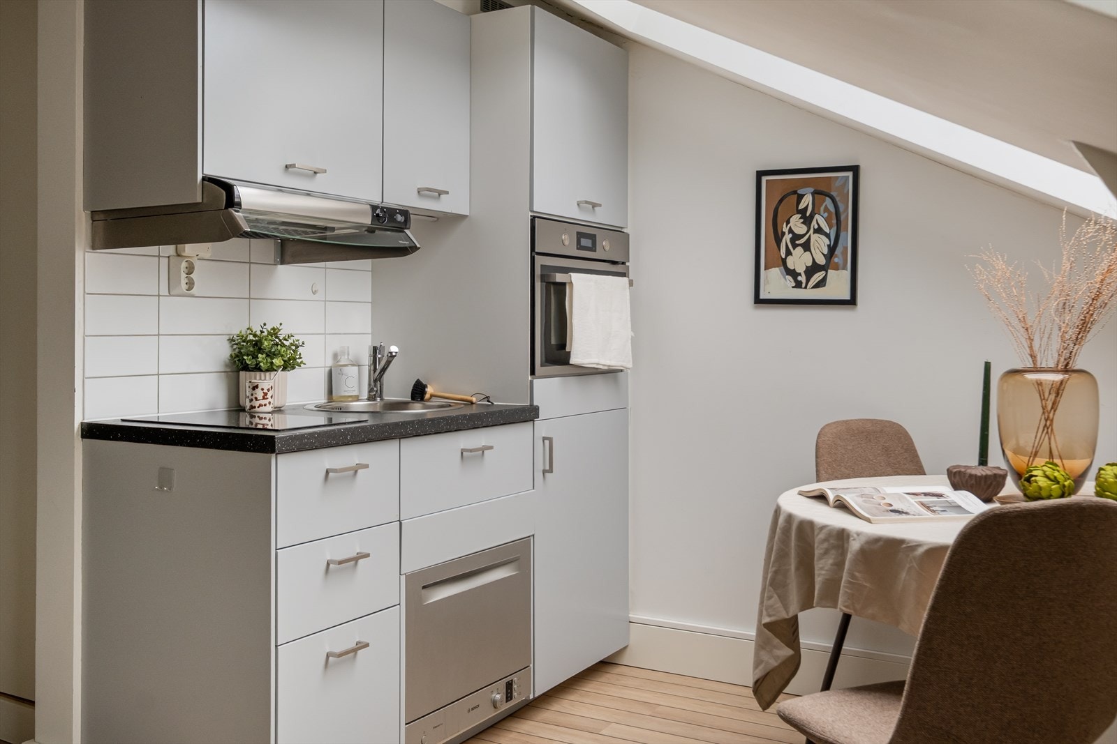 Det er avtrekk via sentralt avtrekksanlegg i bygget. Galleribilde