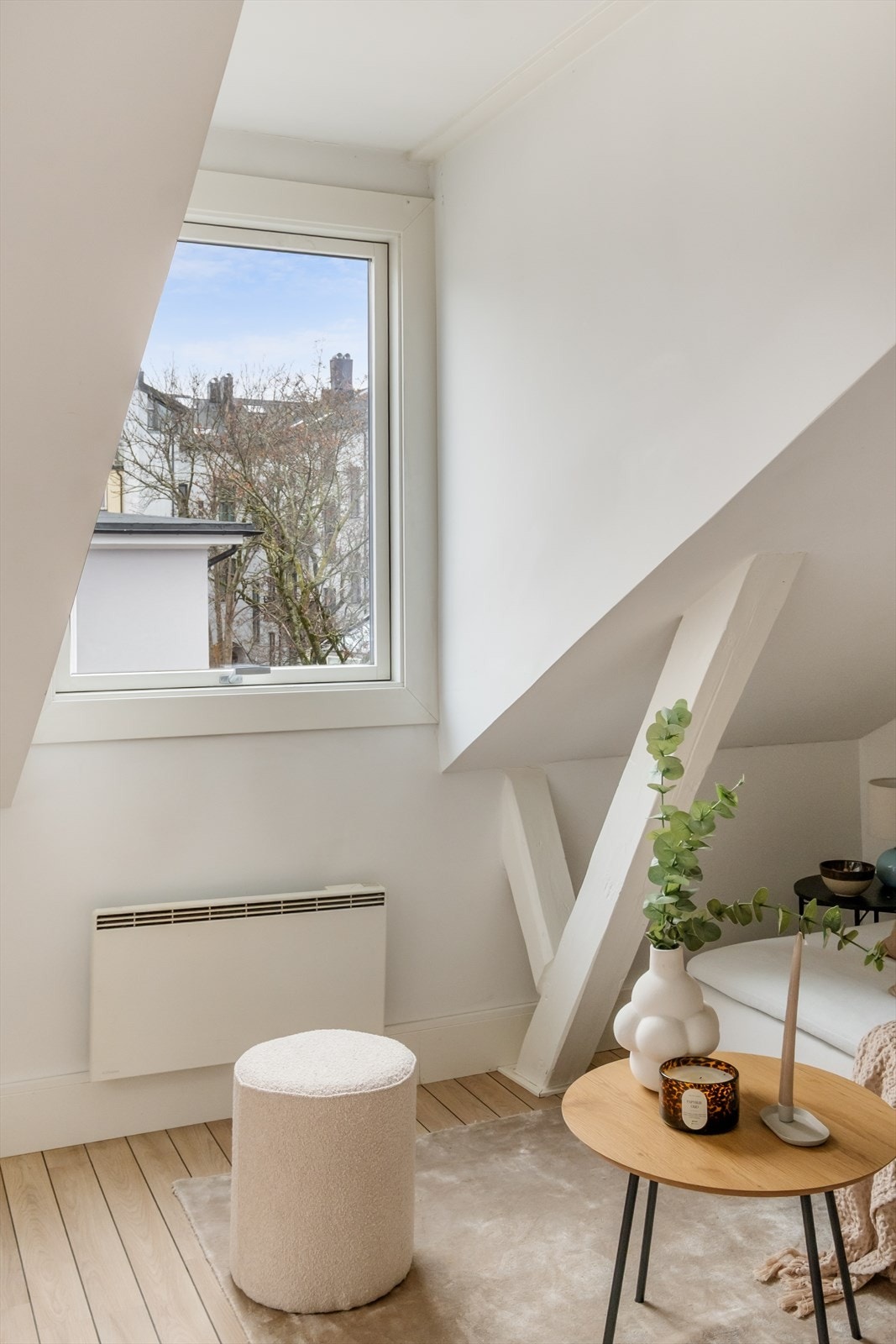 Lave felleskostnader på kr. 1.928,- per måned. Oppvarming, varmtvann, strøm og internett er inkludert i felleskostnadene. Galleribilde