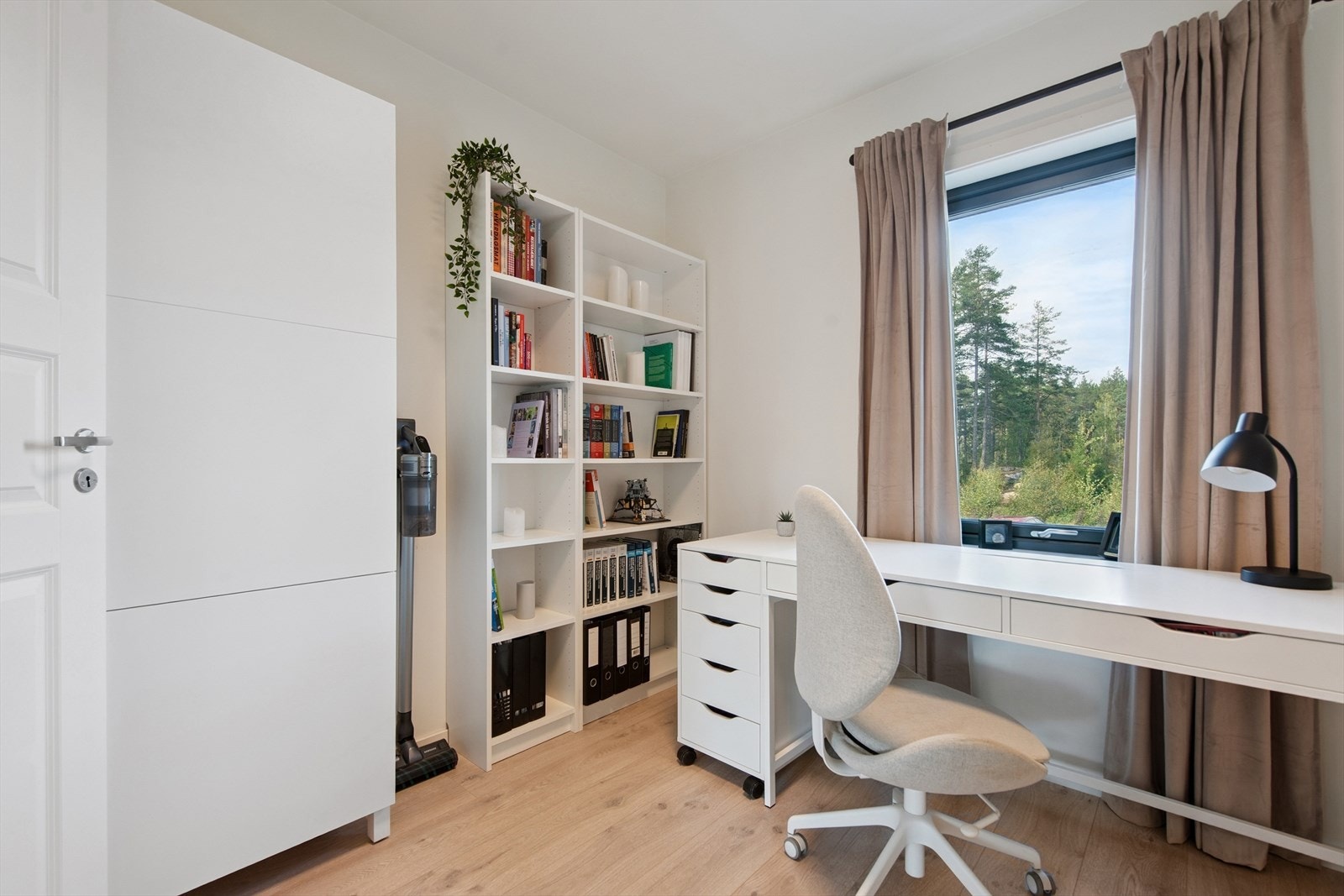 God plass til både arbeidsstasjon og oppbevaringsløsninger. Galleribilde