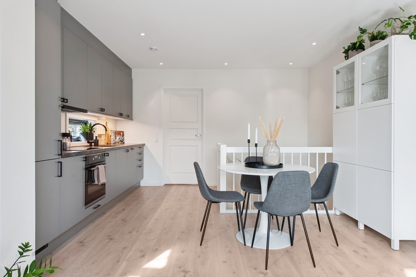 Det er god plass til en spisegruppe i tilknytning til kjøkkenet. Galleribilde