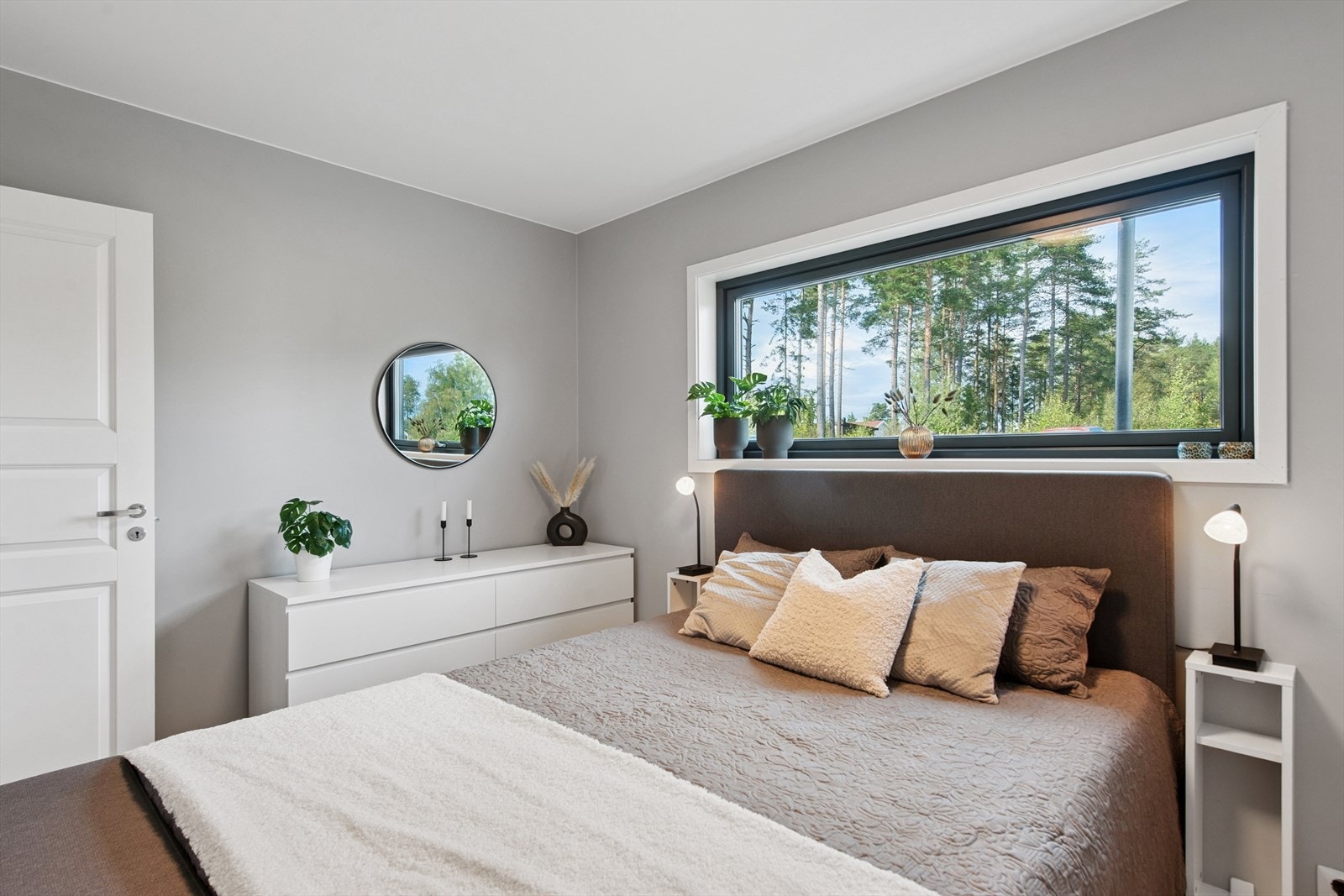 Gjennomgående gulv i parkett/laminat og malte veggflater i en nøytral fargepalett. Galleribilde