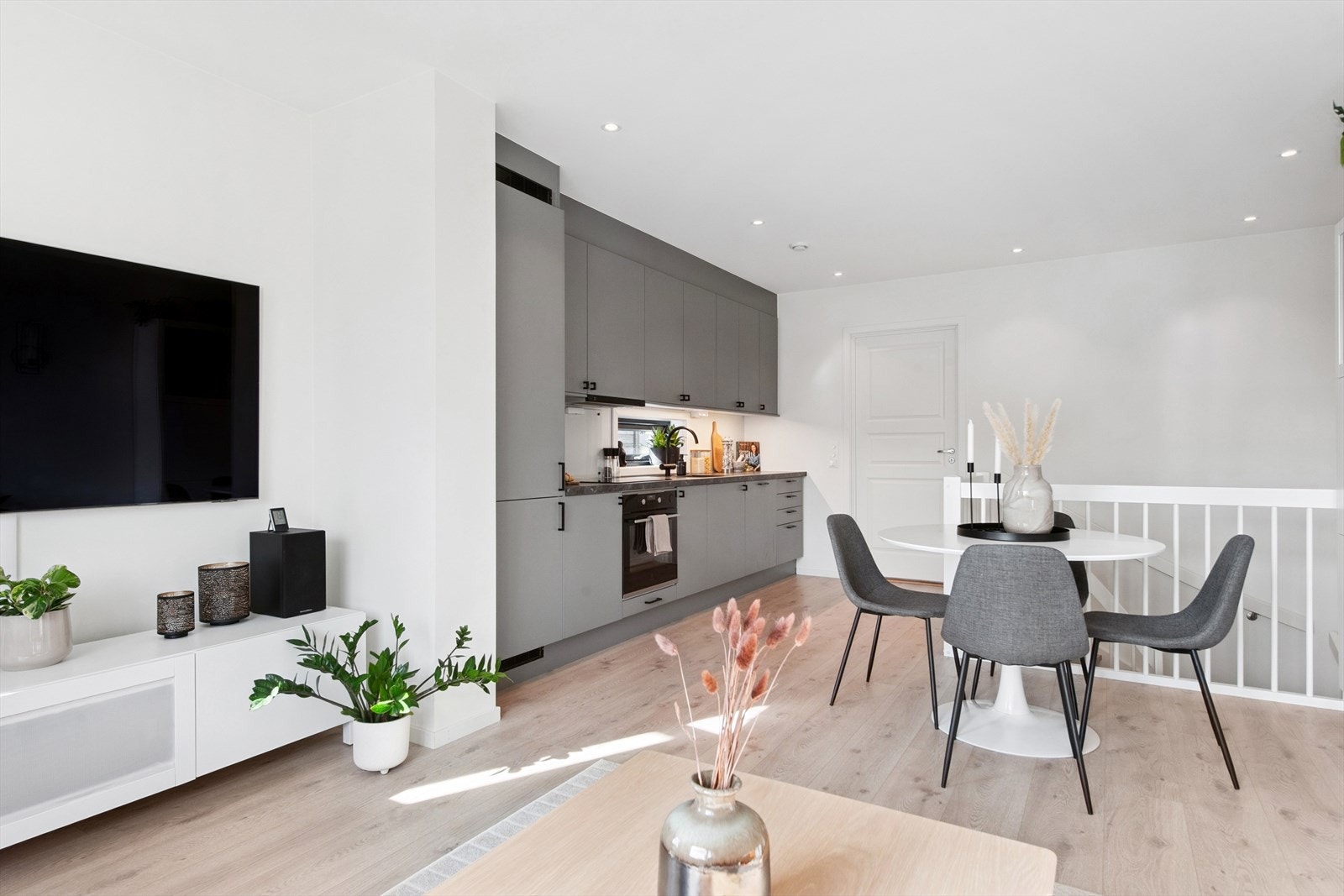 Kjøkkenet er en integrert del av det sosiale allrommet i andreetasje. Galleribilde