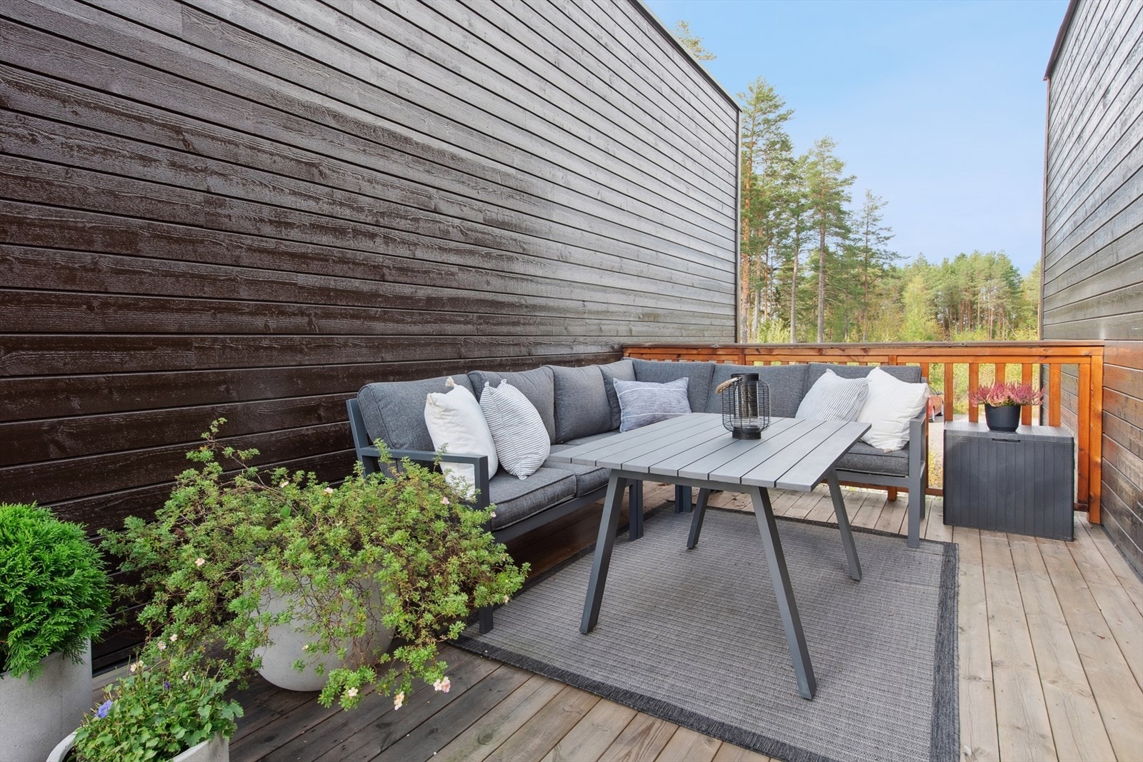 Den store takterrassen er plassert usjenert over den integrerte garasjen. Galleribilde