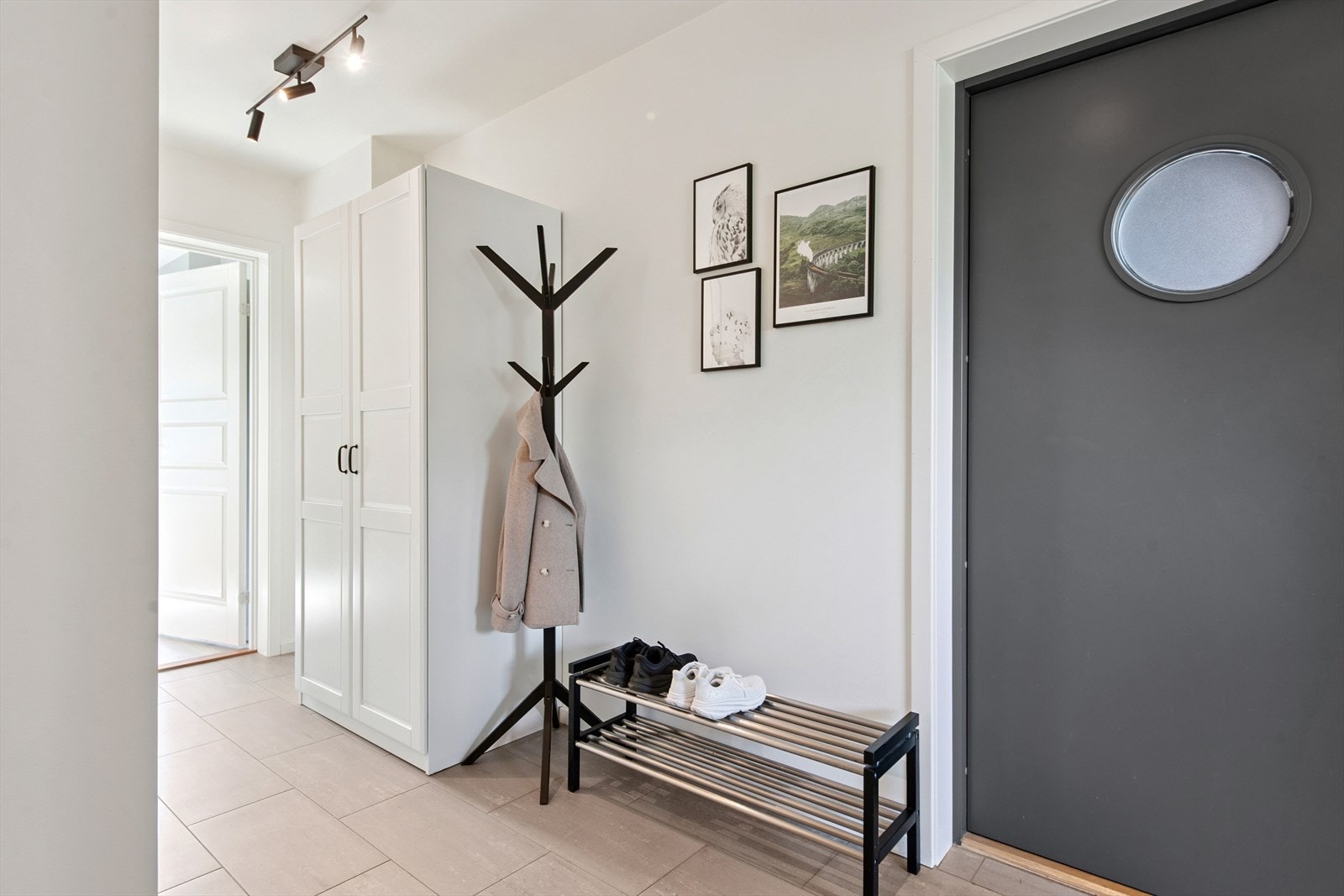 Innbydende entré med varmekabler i gulvet og god plass til garderobeløsning. Galleribilde