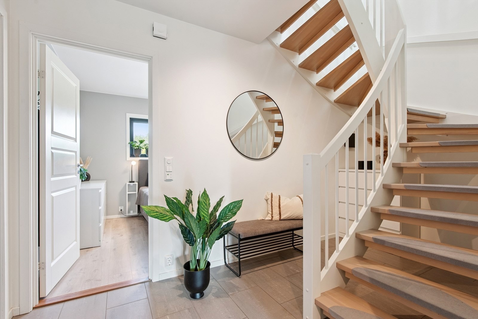 Fra gangen er det direkte tilgang til førsteetasjens bad og to gode soverom. Galleribilde