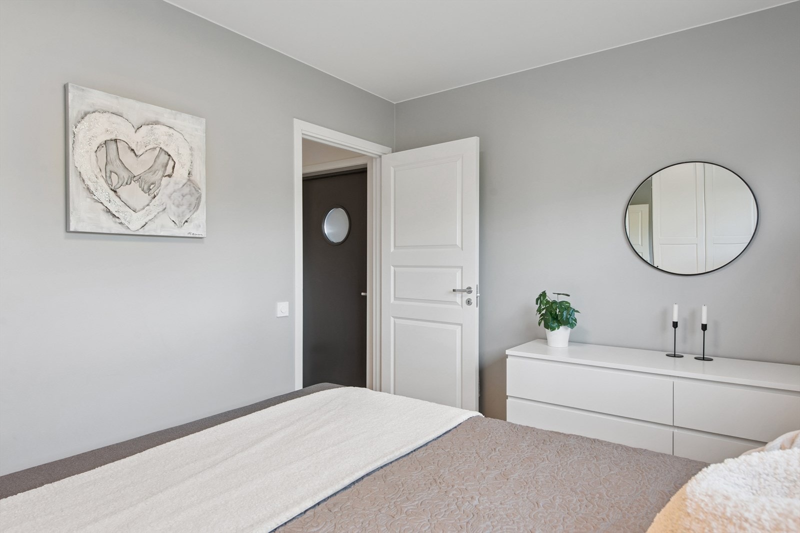 Dette er ett av boligens totalt tre soverom, alle av god størrelse. Galleribilde