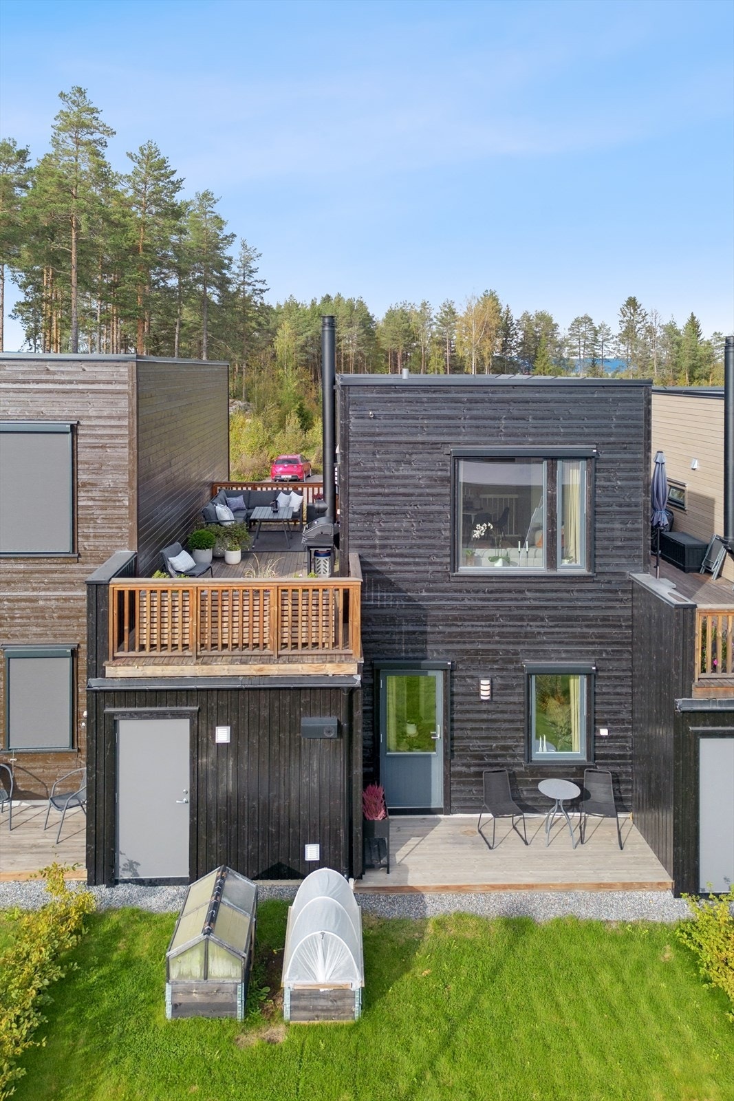 Moderne og innholdsrikt rekkehus fra 2021 med to flotte sydvendte uteplasser. Galleribilde