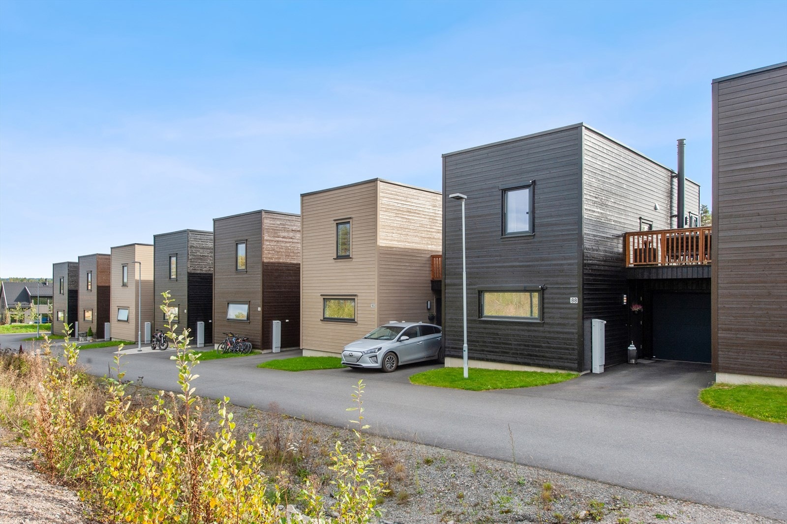 Kjedet enebolig/rekkehus over to plan med integrert garasje med takterrasse oppå. Galleribilde