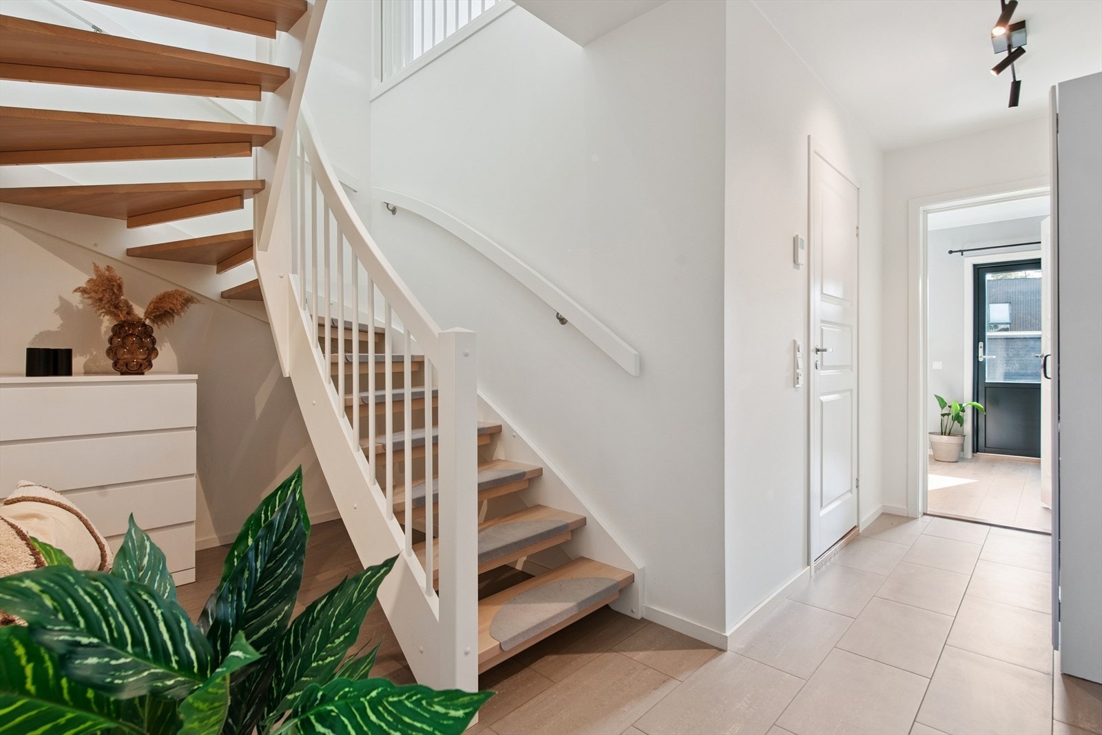 Den innvendige tretrappen binder de to etasjene sammen. Galleribilde