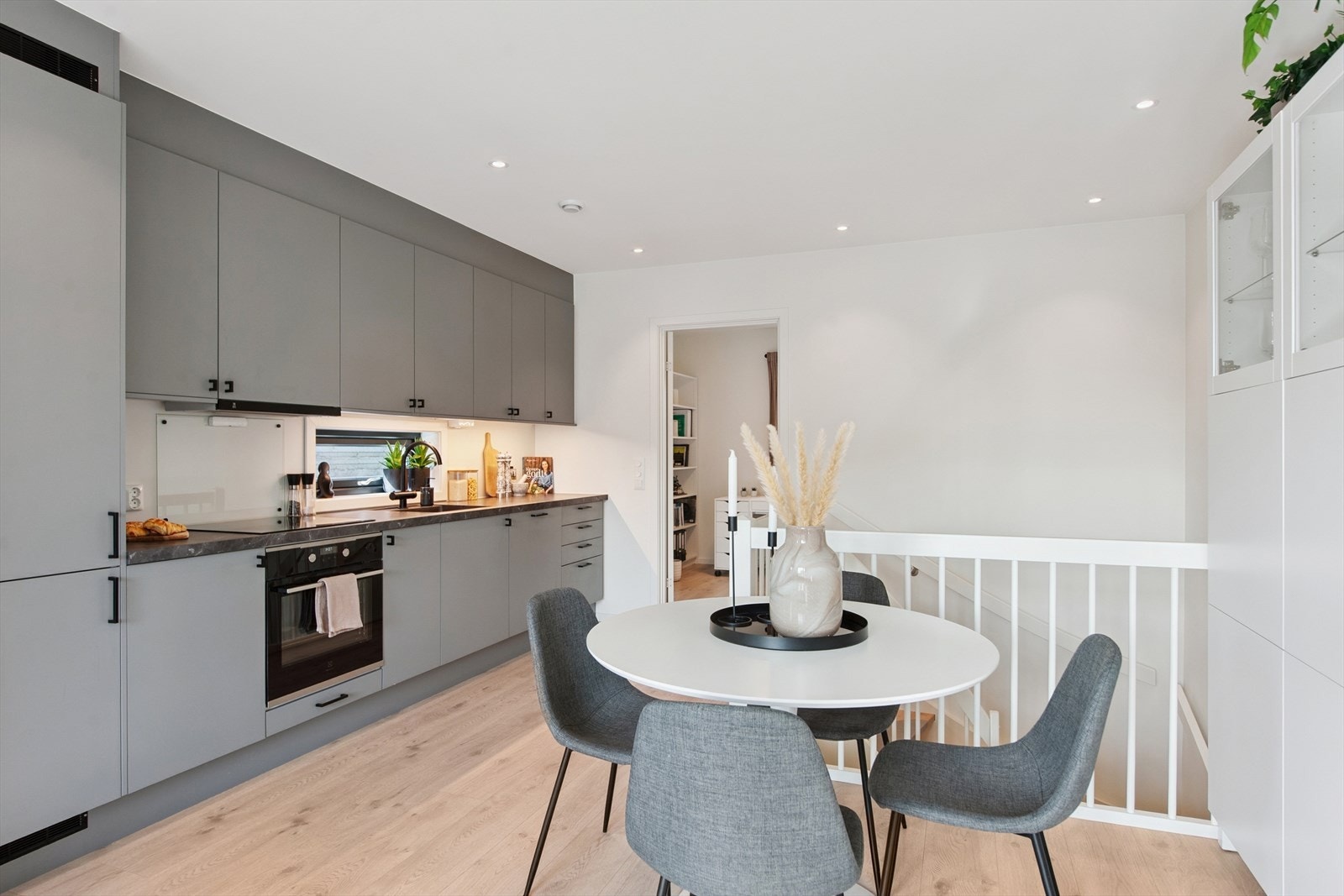 Innredningen gir rikelig med både skap- og benkeplass. Galleribilde