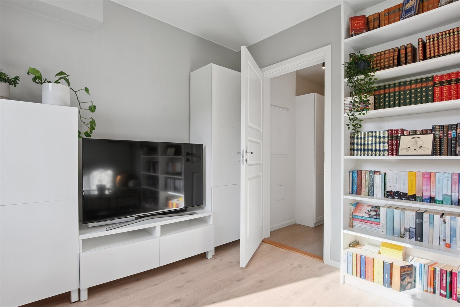 Rommet har flere bruksmuligheter, enten som soverom, kontor eller TV-stue. Galleribilde