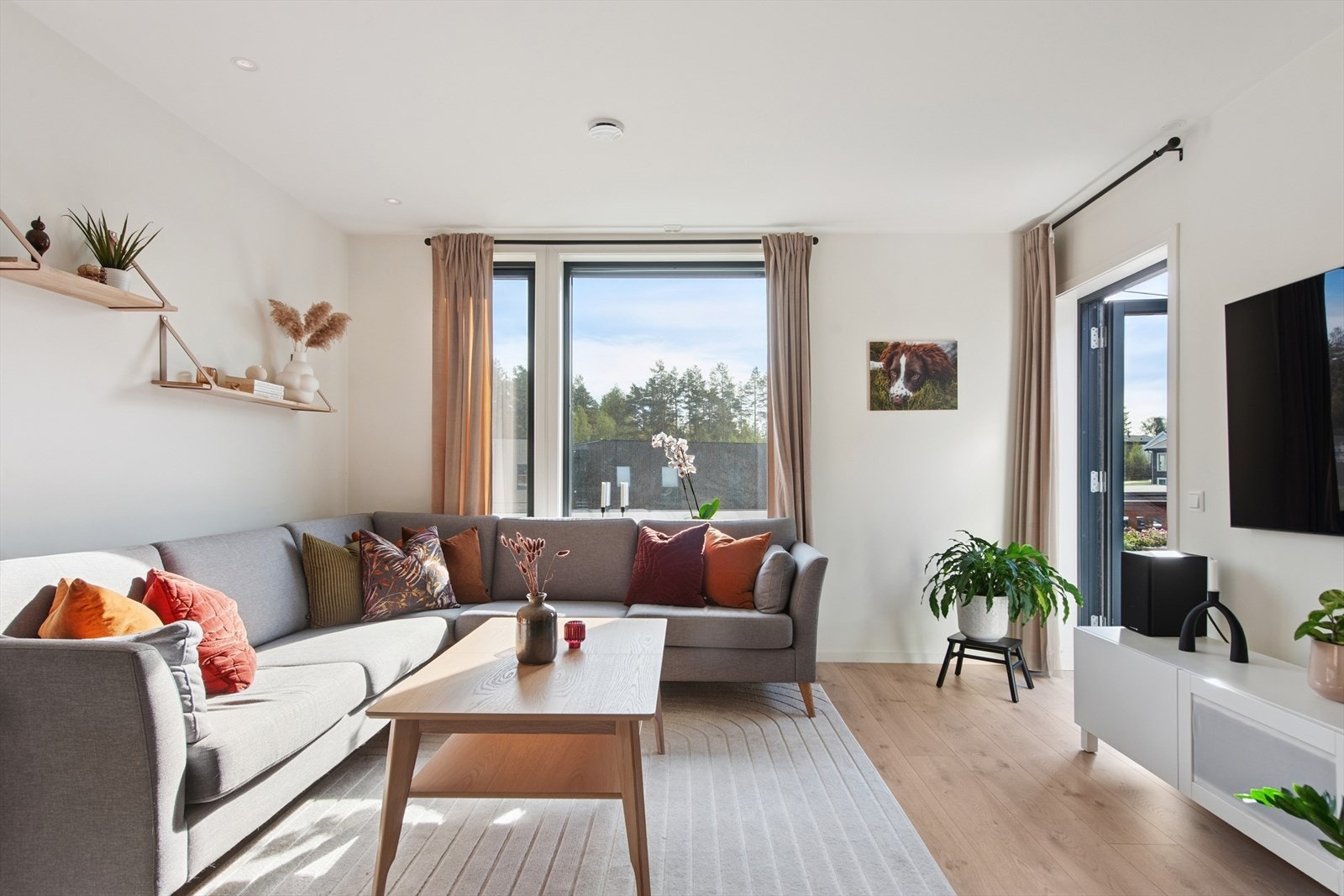 Fra stuen er det direkte utgang til den store takterrassen. Galleribilde